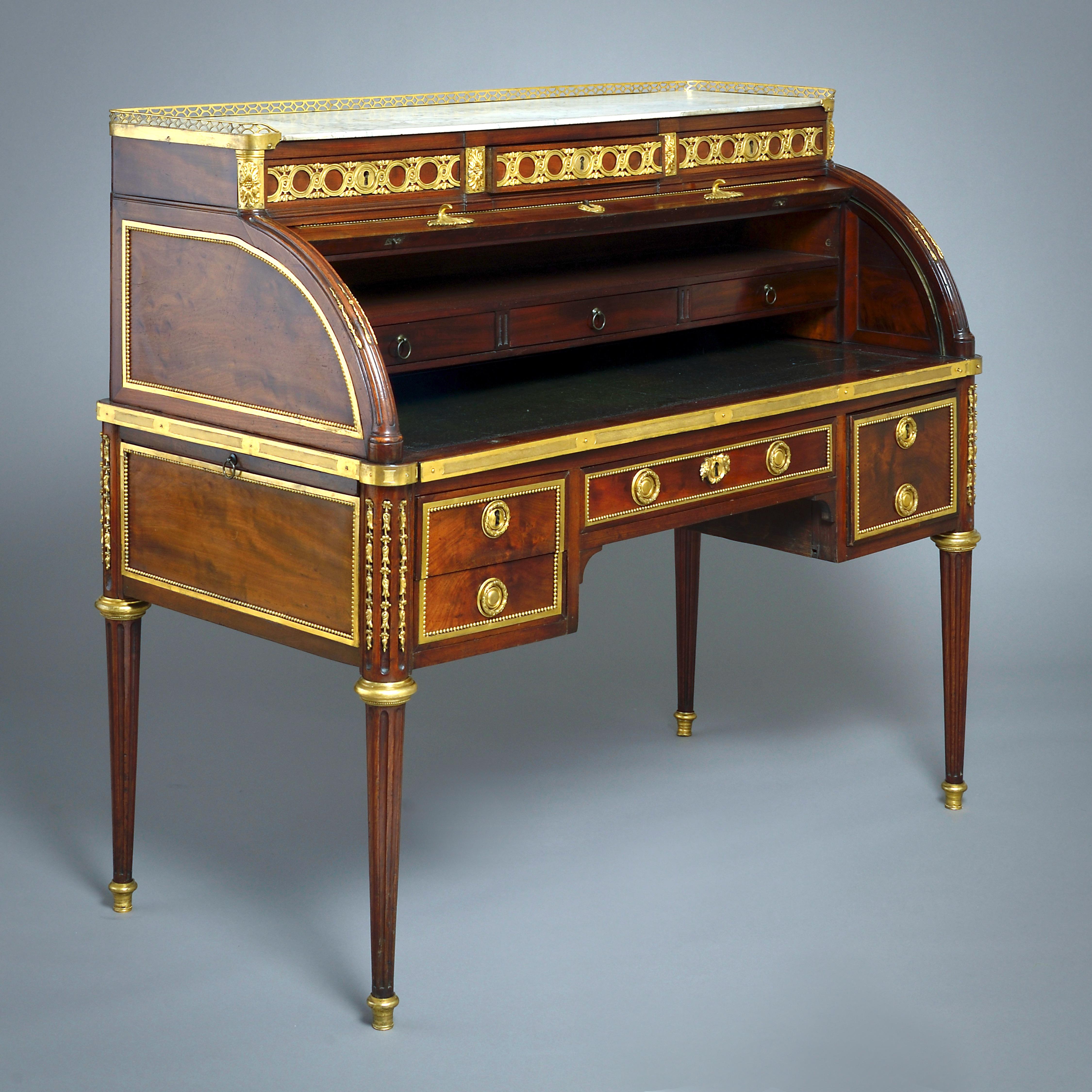Bureau à Cylindre in mogano Luigi XVI ornato di ormolu di Louis Moreau in vendita 2