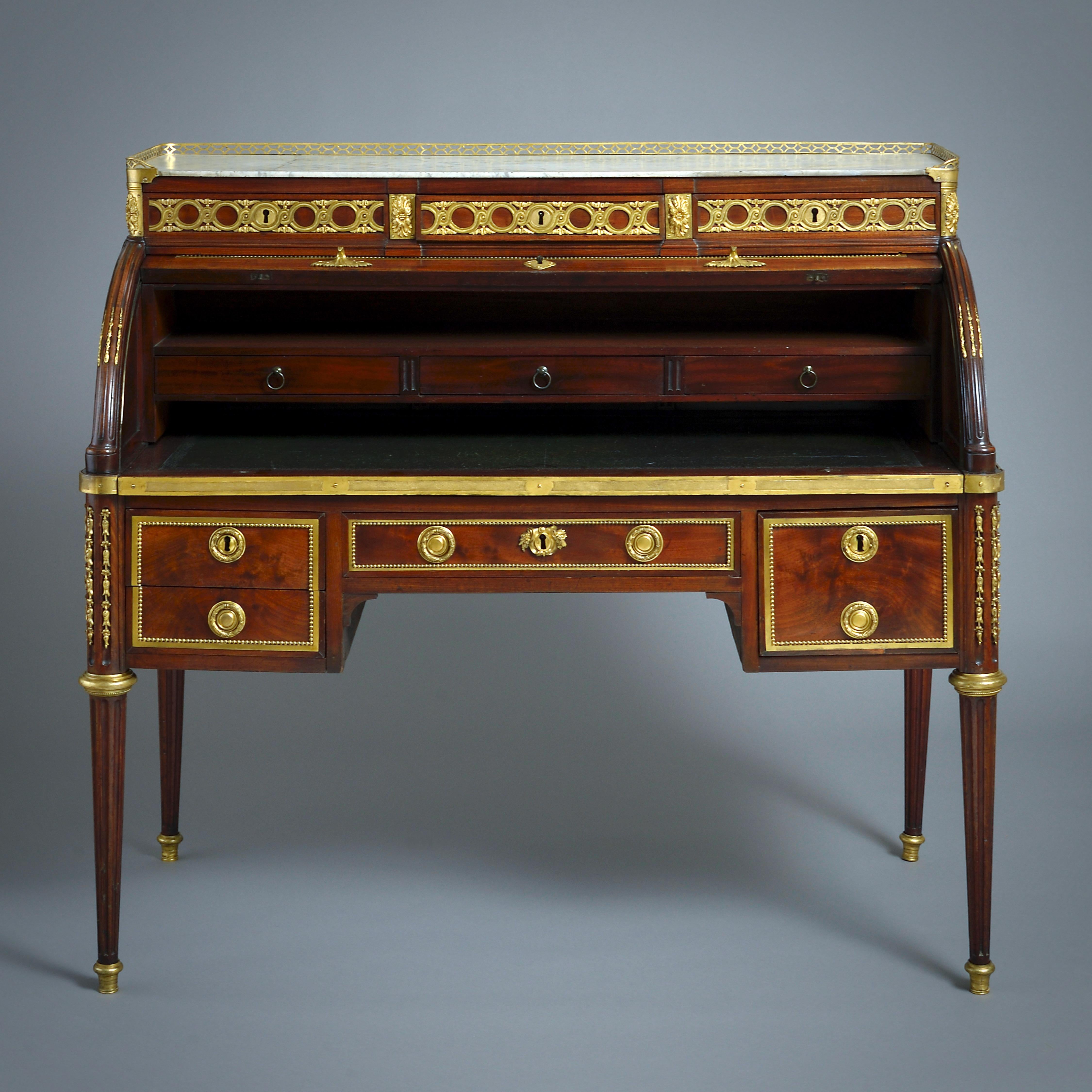 Bureau à Cylindre in mogano Luigi XVI ornato di ormolu di Louis Moreau in vendita 3