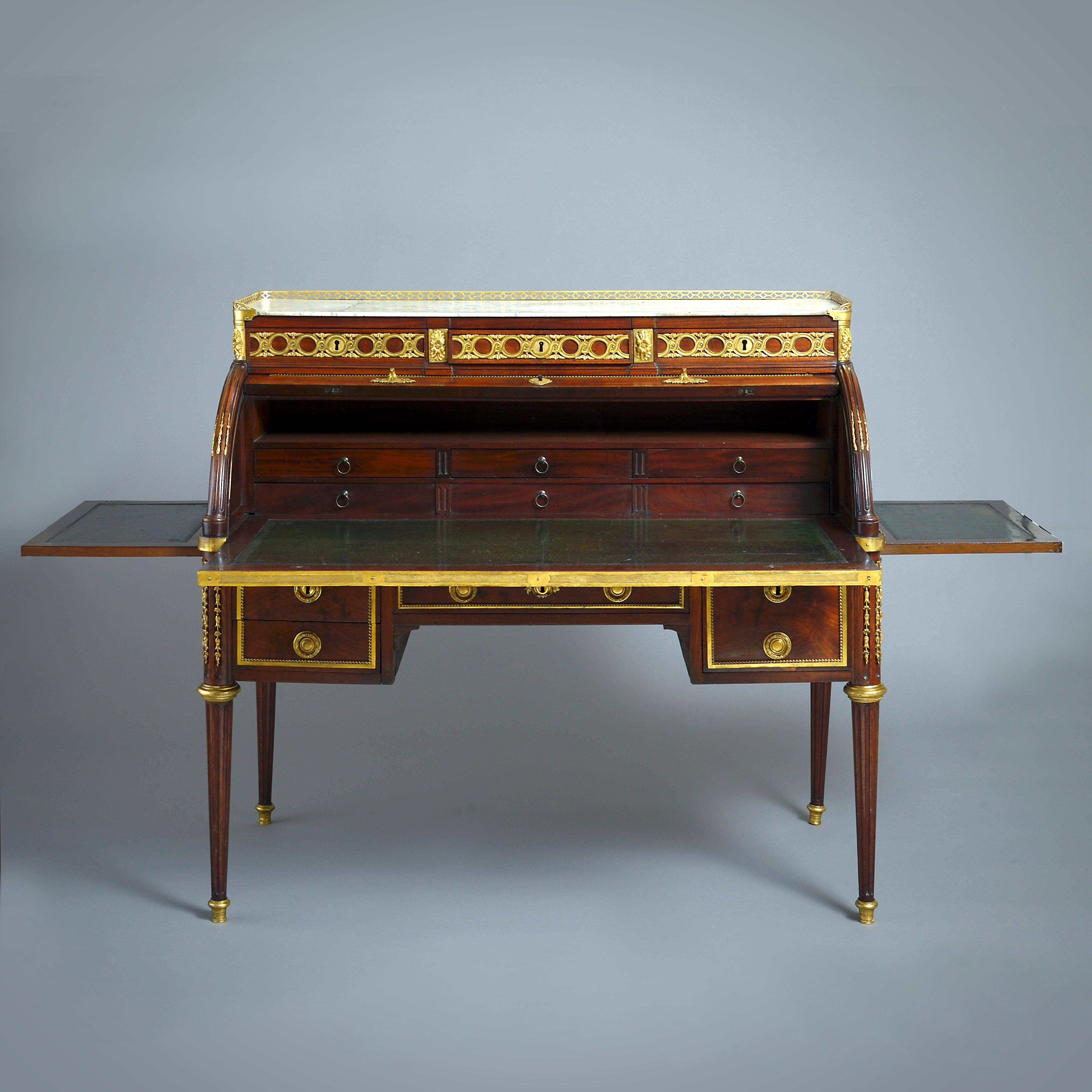 Bureau à Cylindre in mogano Luigi XVI ornato di ormolu di Louis Moreau in vendita 4