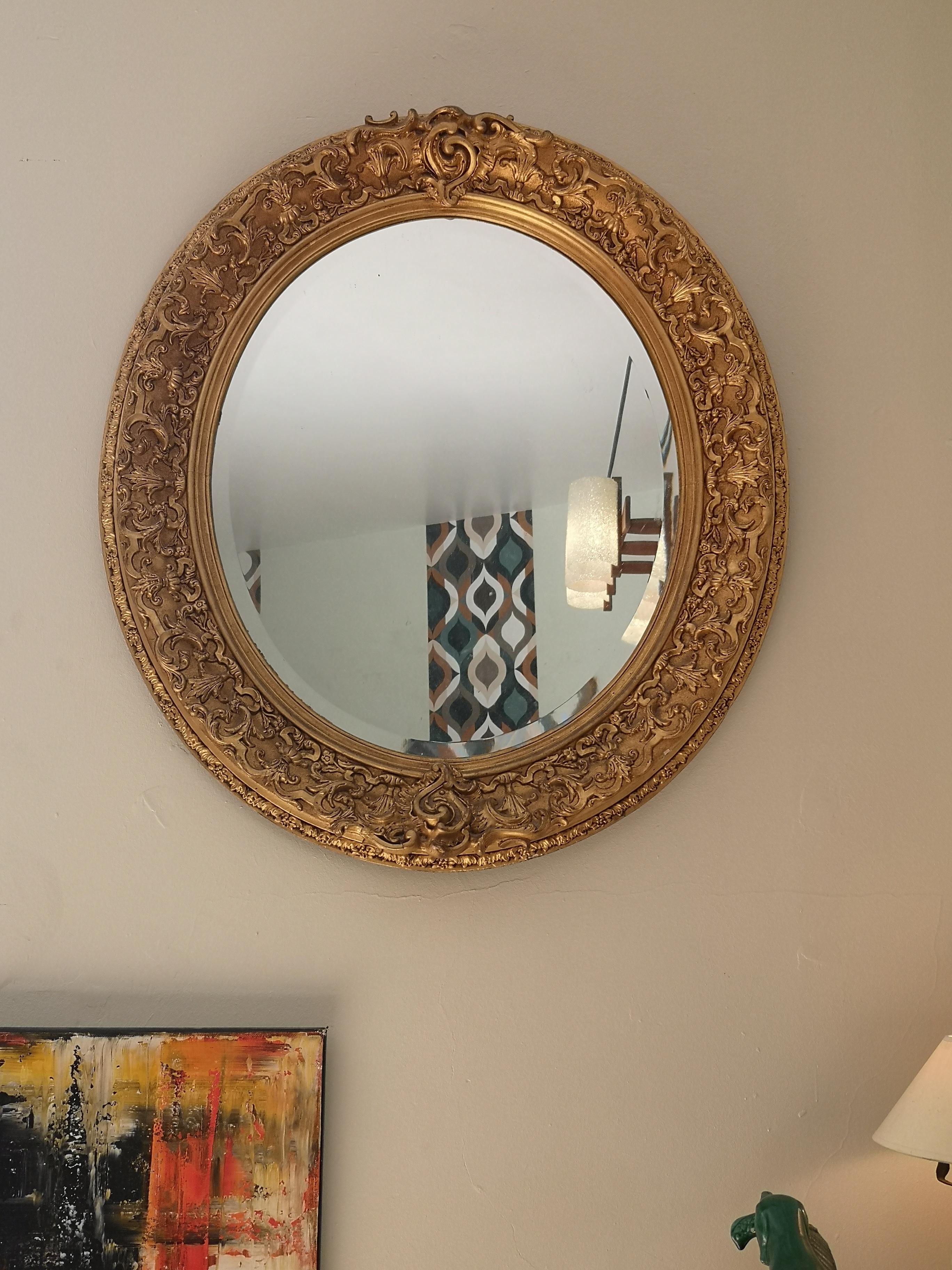 Espejo ovalado con decoración tallada del siglo XIX en madera y estuco dorado, gran tamaño, espejo biselado, pieza excepcional marcada en el dorso G.BOSLE Vergolder BERLIN, algunas pequeñas lagunas
El espejo ovalado está rodeado por un marco de