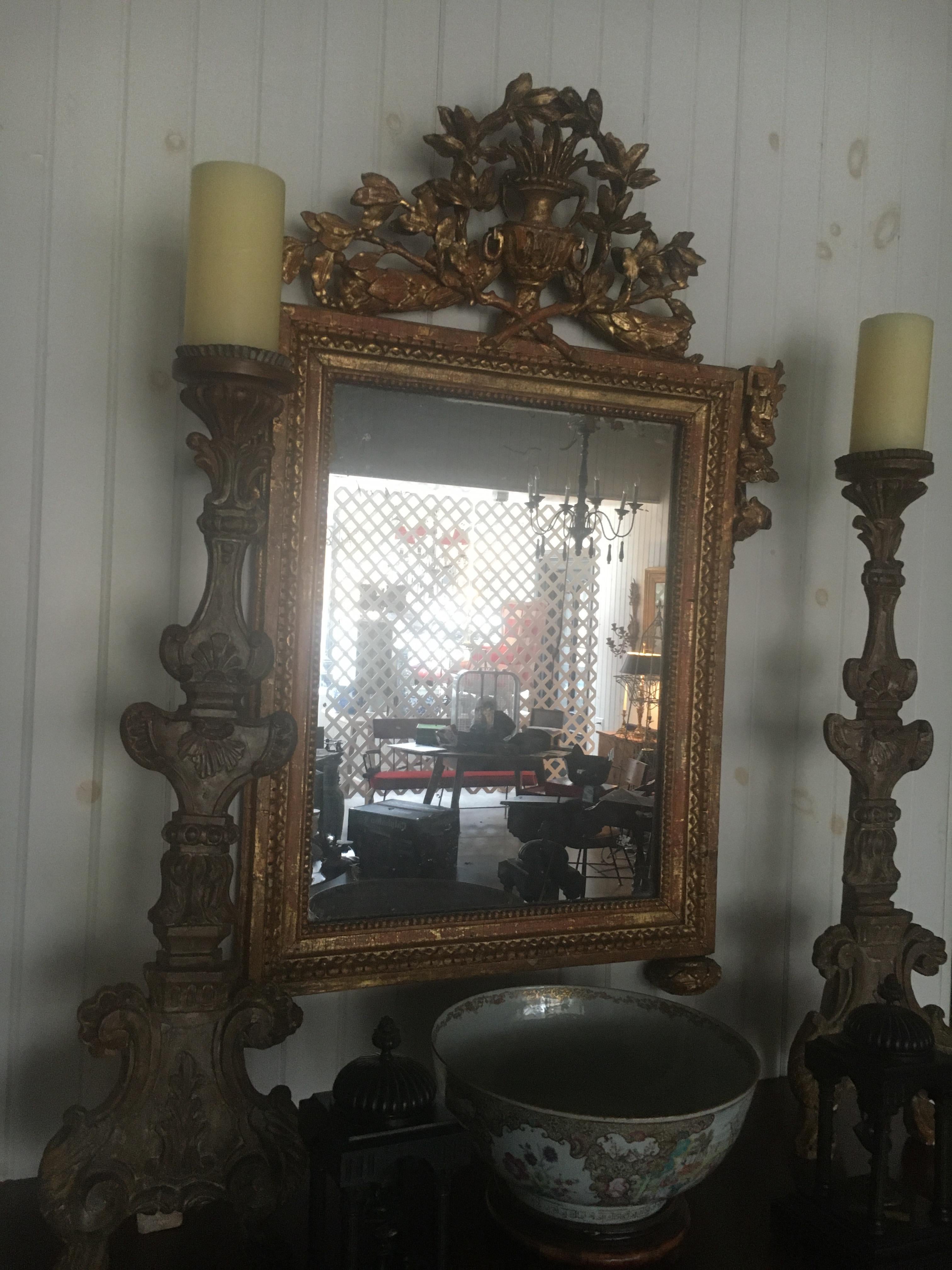 Miroir en bois doré peint et parcellaire de style Louis XVI, avec plaque d'origine. Magnifiquement sculpté avec une couleur et une patine anciennes.