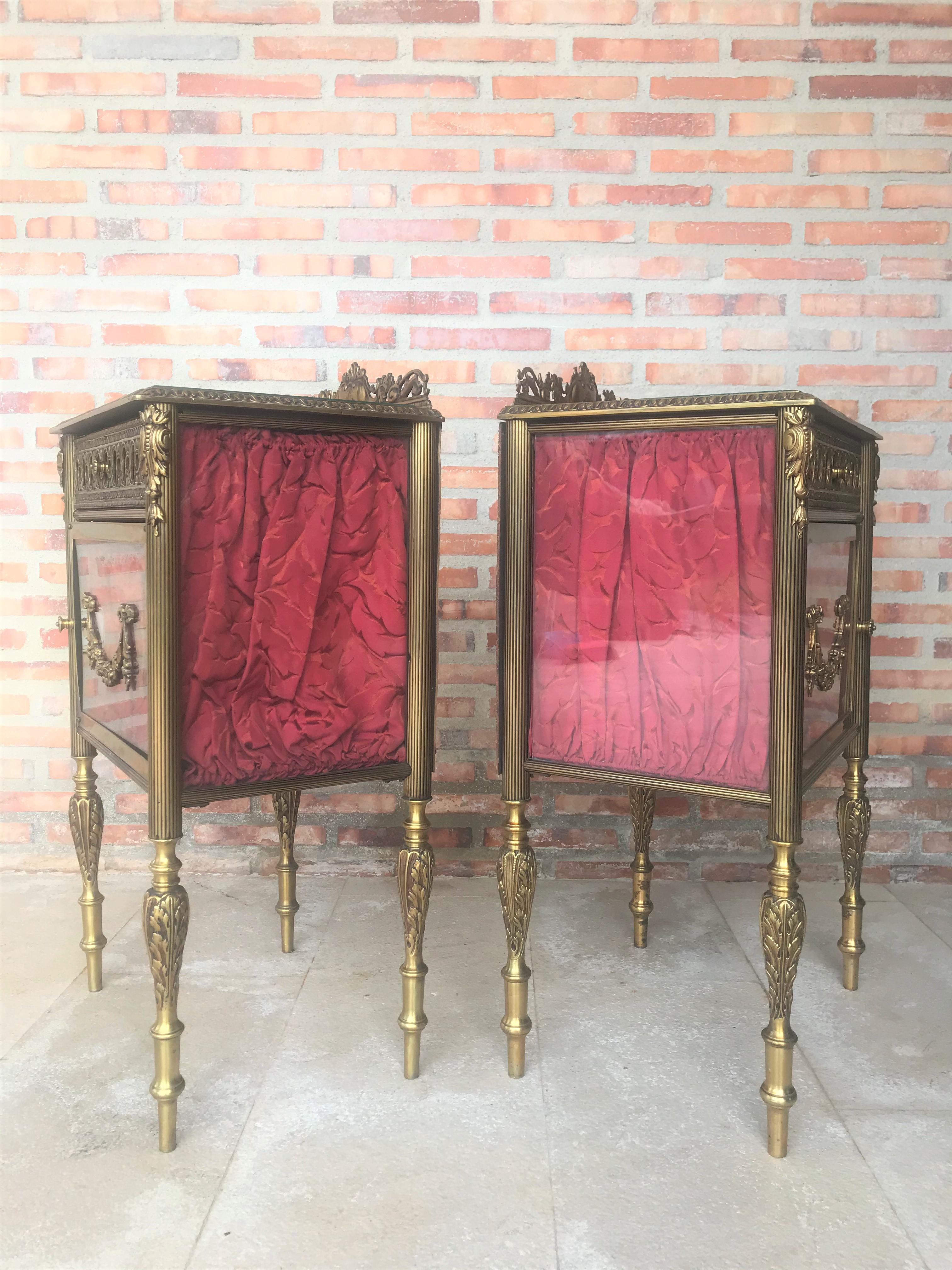 Louis XVI Pair of Bronze Vitrine Nightstand with Glass Door and Drawer In Good Condition In Miami, FL