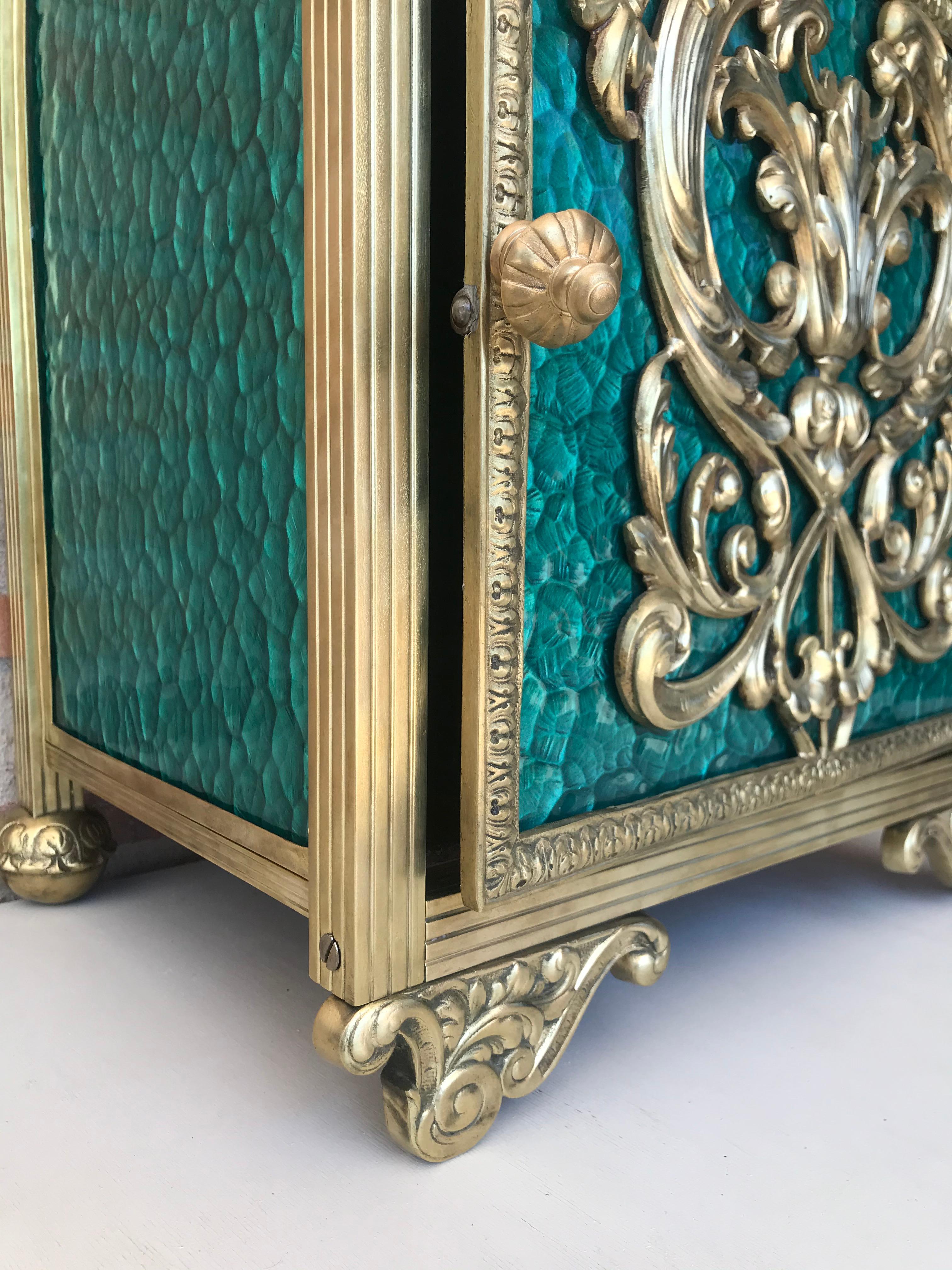 Louis XVI Pair of Bronze Vitrine Nightstands with Green Glass Doors and Drawer For Sale 3
