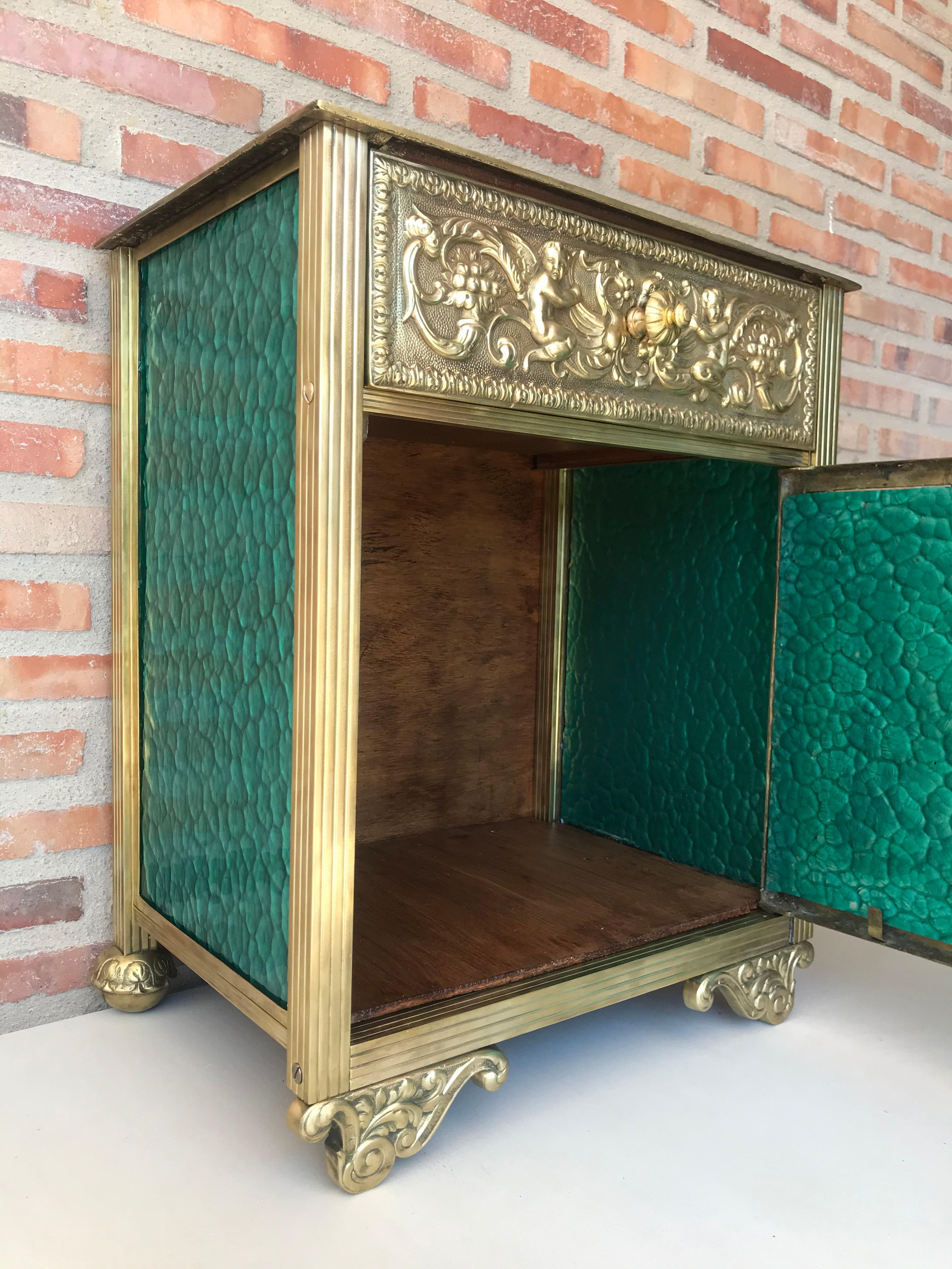 Louis XVI Pair of Bronze Vitrine Nightstands with Green Glass Doors and Drawer For Sale 4