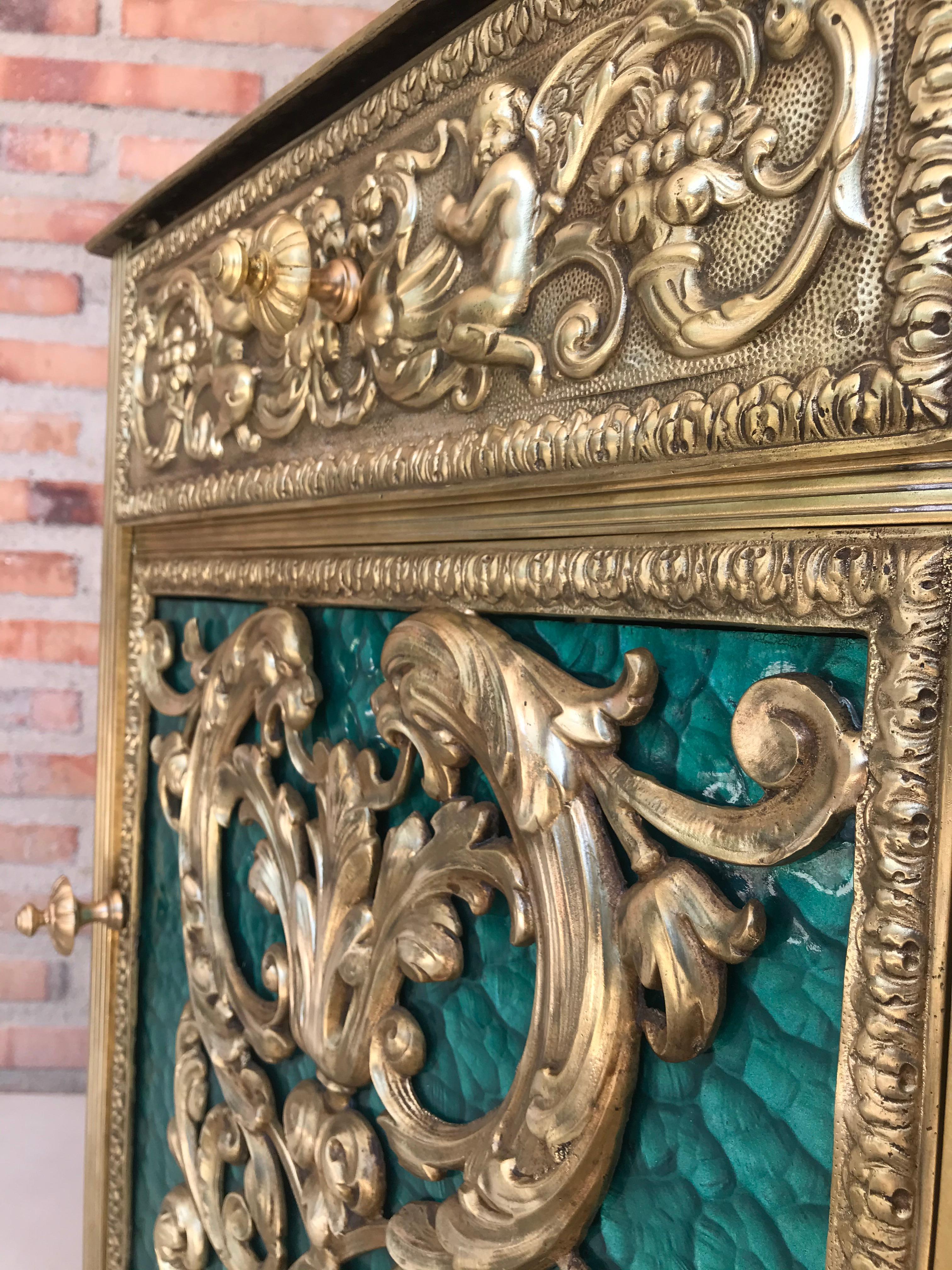 Français Paire de tables de nuit Louis XVI à vitrine en bronze avec portes en verre vert et tiroir en vente
