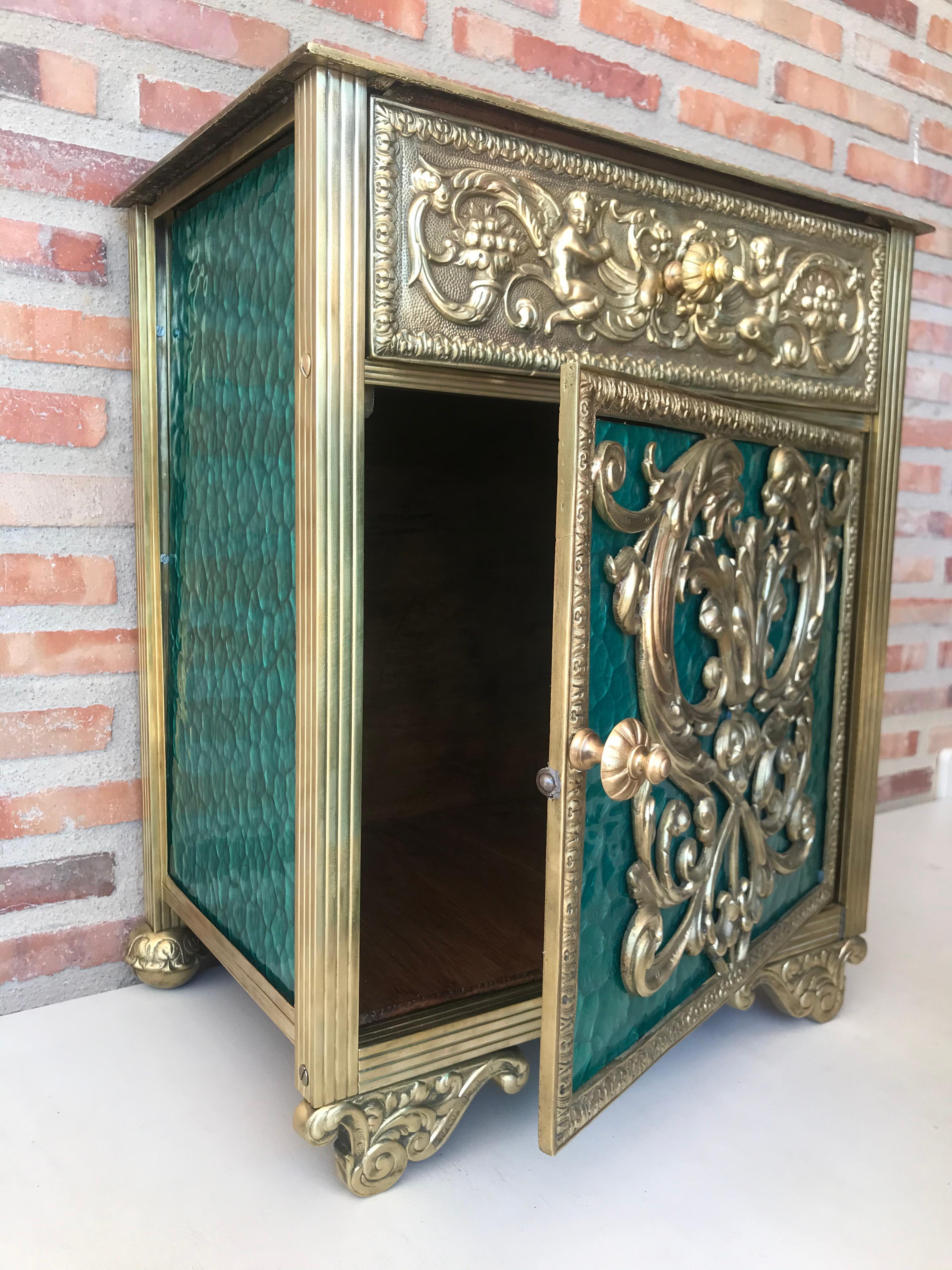 Louis XVI Pair of Bronze Vitrine Nightstands with Green Glass Doors and Drawer In Good Condition For Sale In Miami, FL