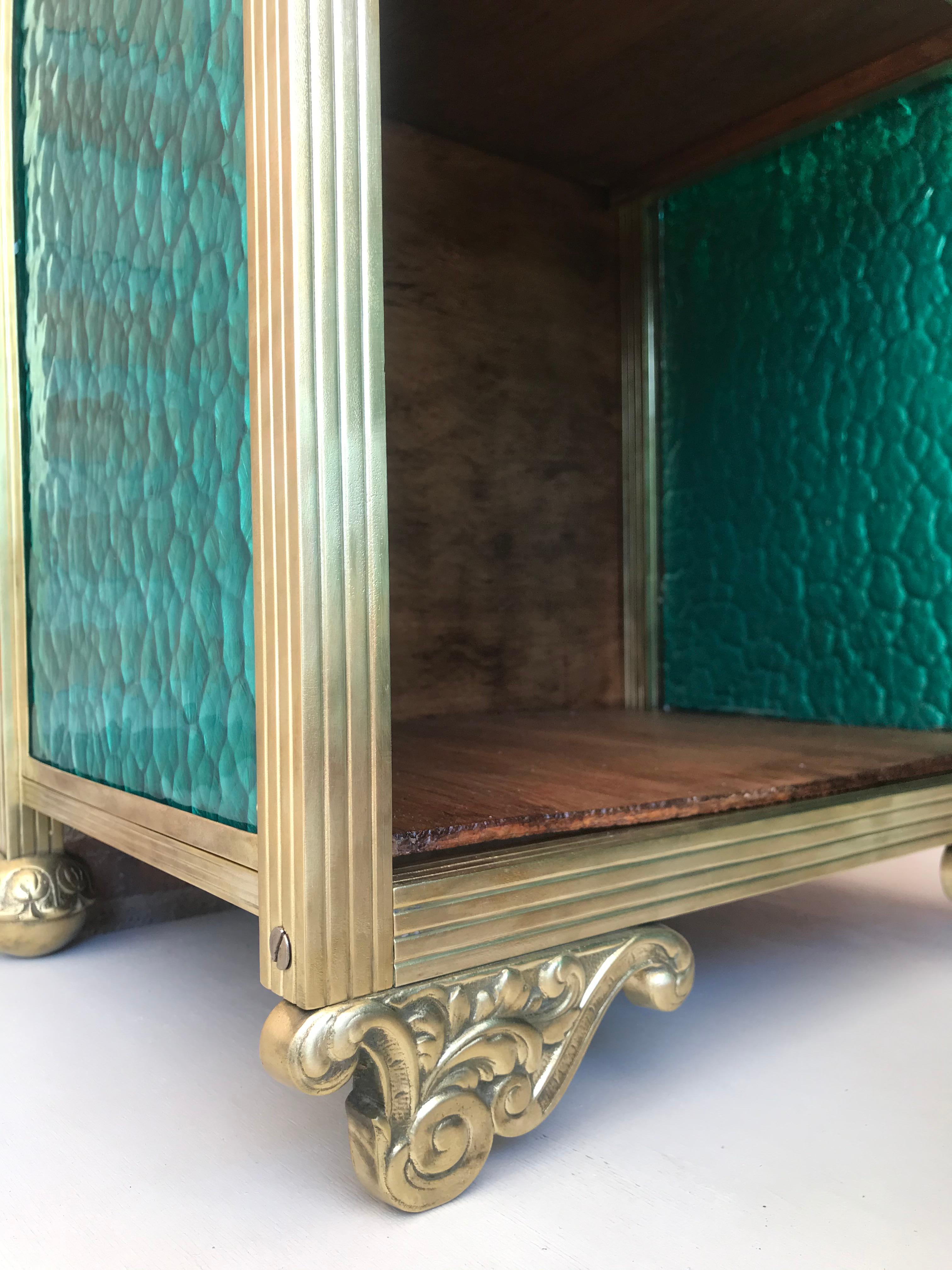 Paire de tables de nuit Louis XVI à vitrine en bronze avec portes en verre vert et tiroir en vente 1
