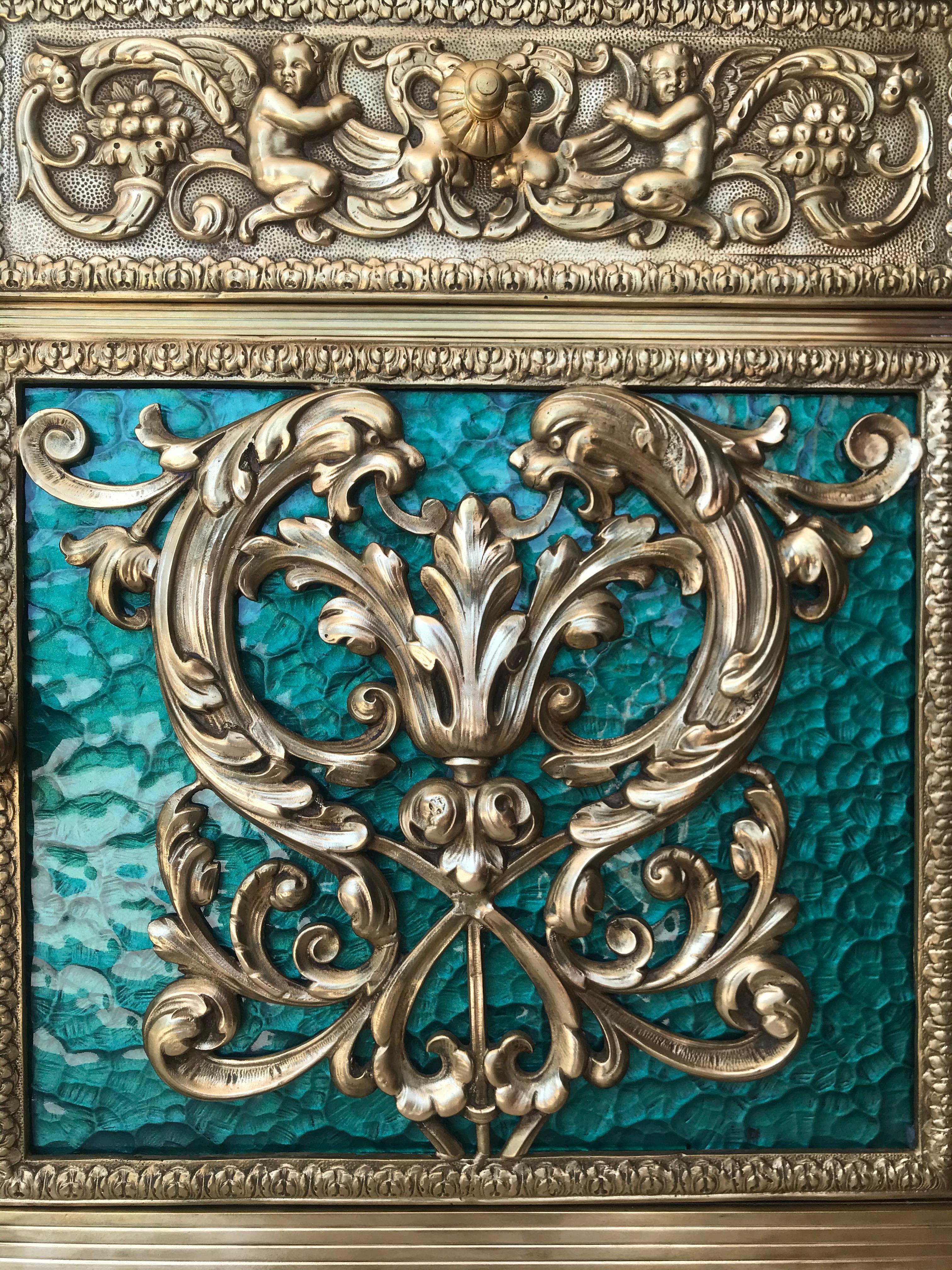 Louis XVI-Paar Bronze-Vitrine Nachttische mit grünen Glastüren und Schublade im Angebot 2