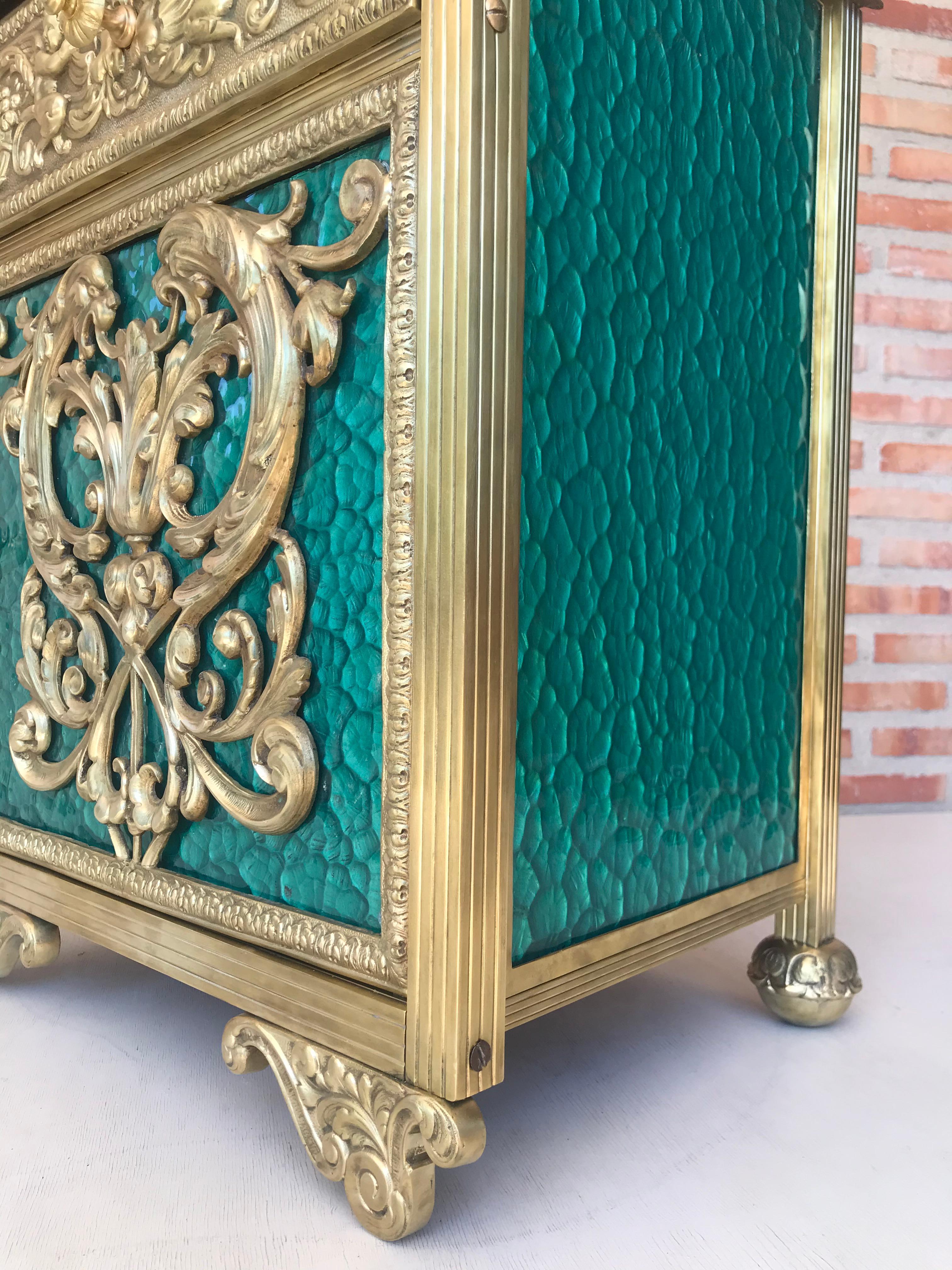 Louis XVI-Paar Bronze-Vitrine Nachttische mit grünen Glastüren und Schublade im Angebot 3