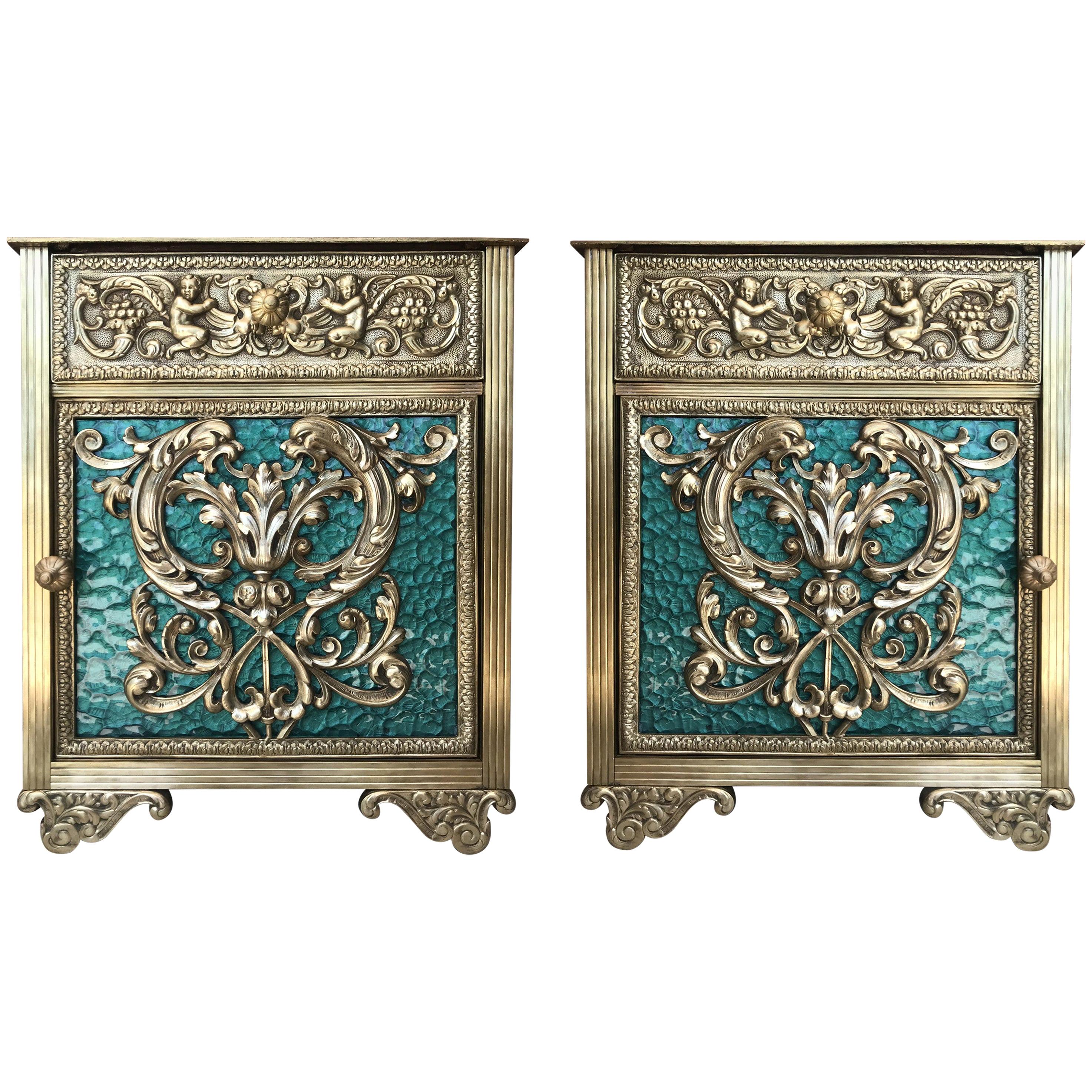 Paire de tables de nuit Louis XVI à vitrine en bronze avec portes en verre vert et tiroir