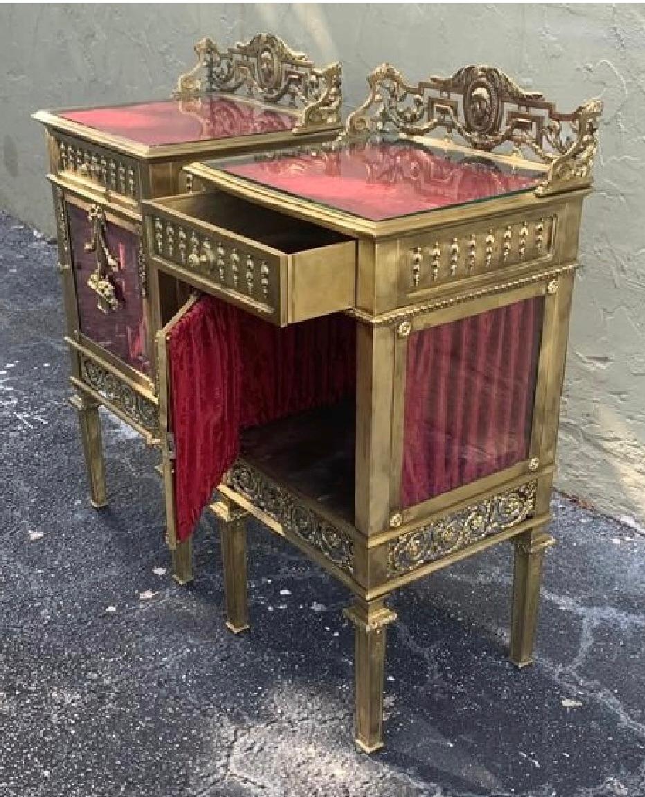Louis XVI Pair of Bronze Vitrine Nightstands with Mirrored Doors and Drawer In Good Condition In Miami, FL