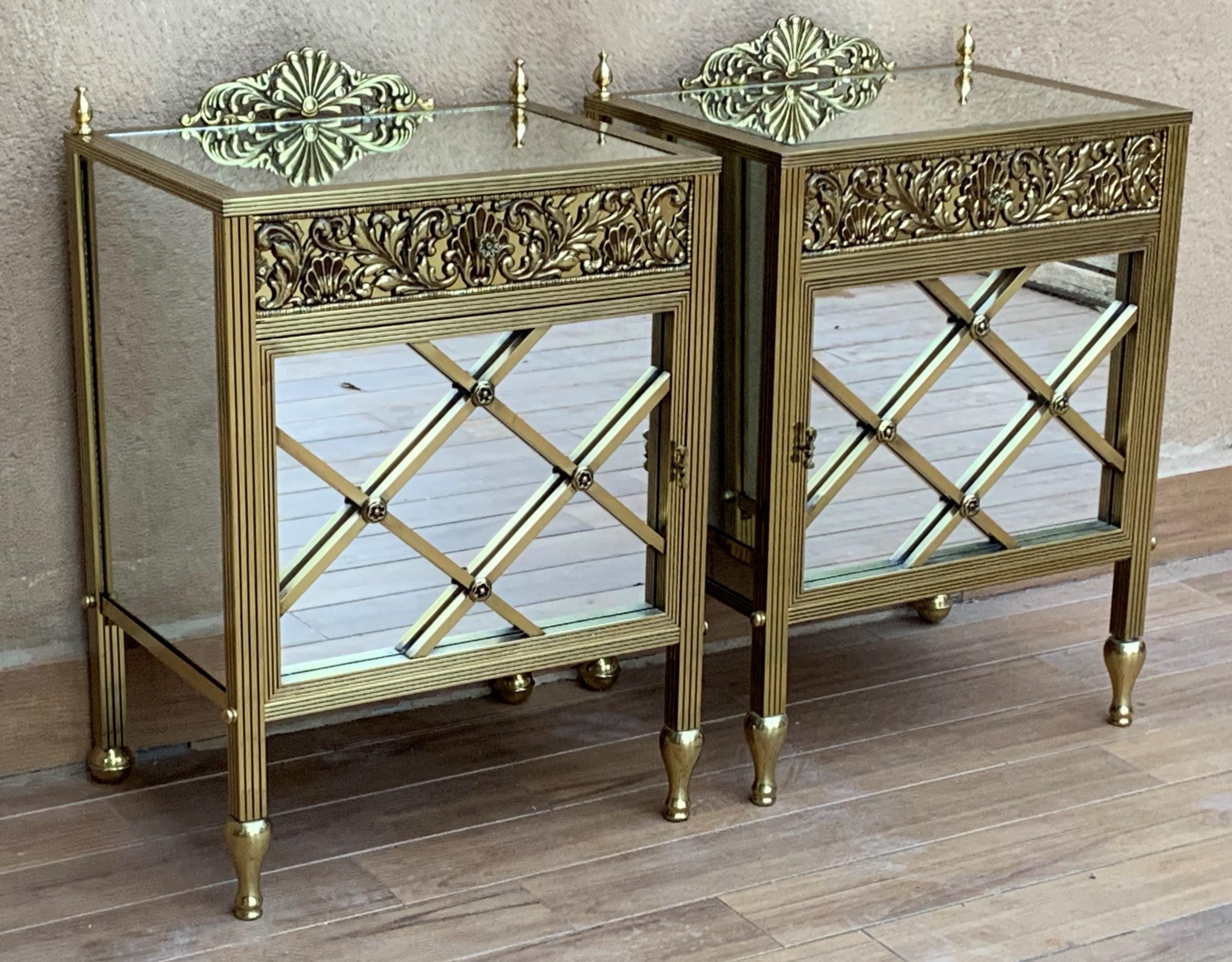 Louis XVI Pair of Bronze Vitrine Nightstands with Mirrored Doors and Drawer In Good Condition In Miami, FL