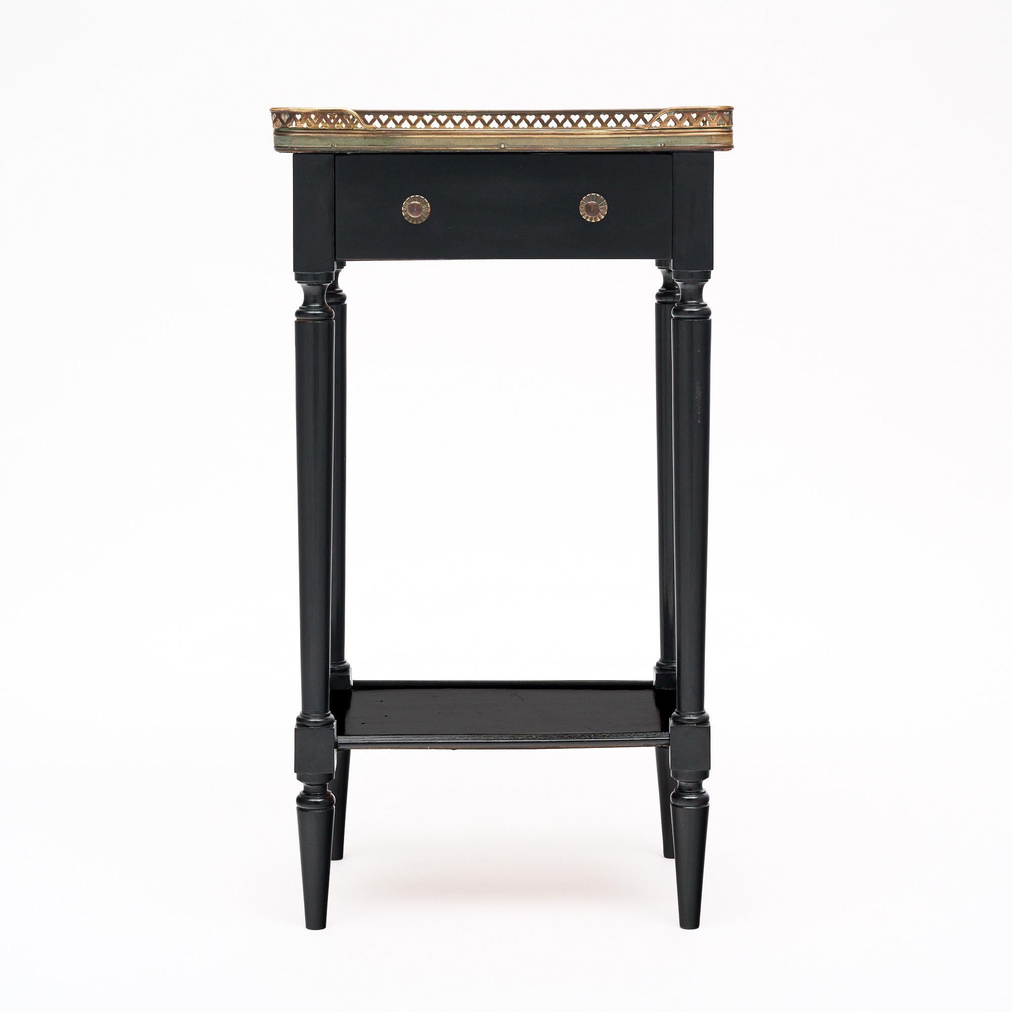 Louis XVI-Paar französische Beistelltische (Ebonisiert) im Angebot