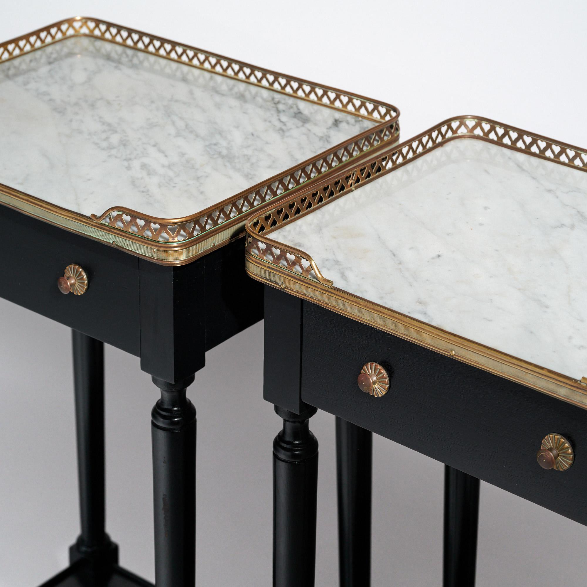 Louis XVI-Paar französische Beistelltische im Angebot 1