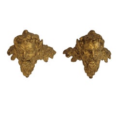 Paire de masques Louis XVI en bronze doré représentant des Bacchus ou des satyres