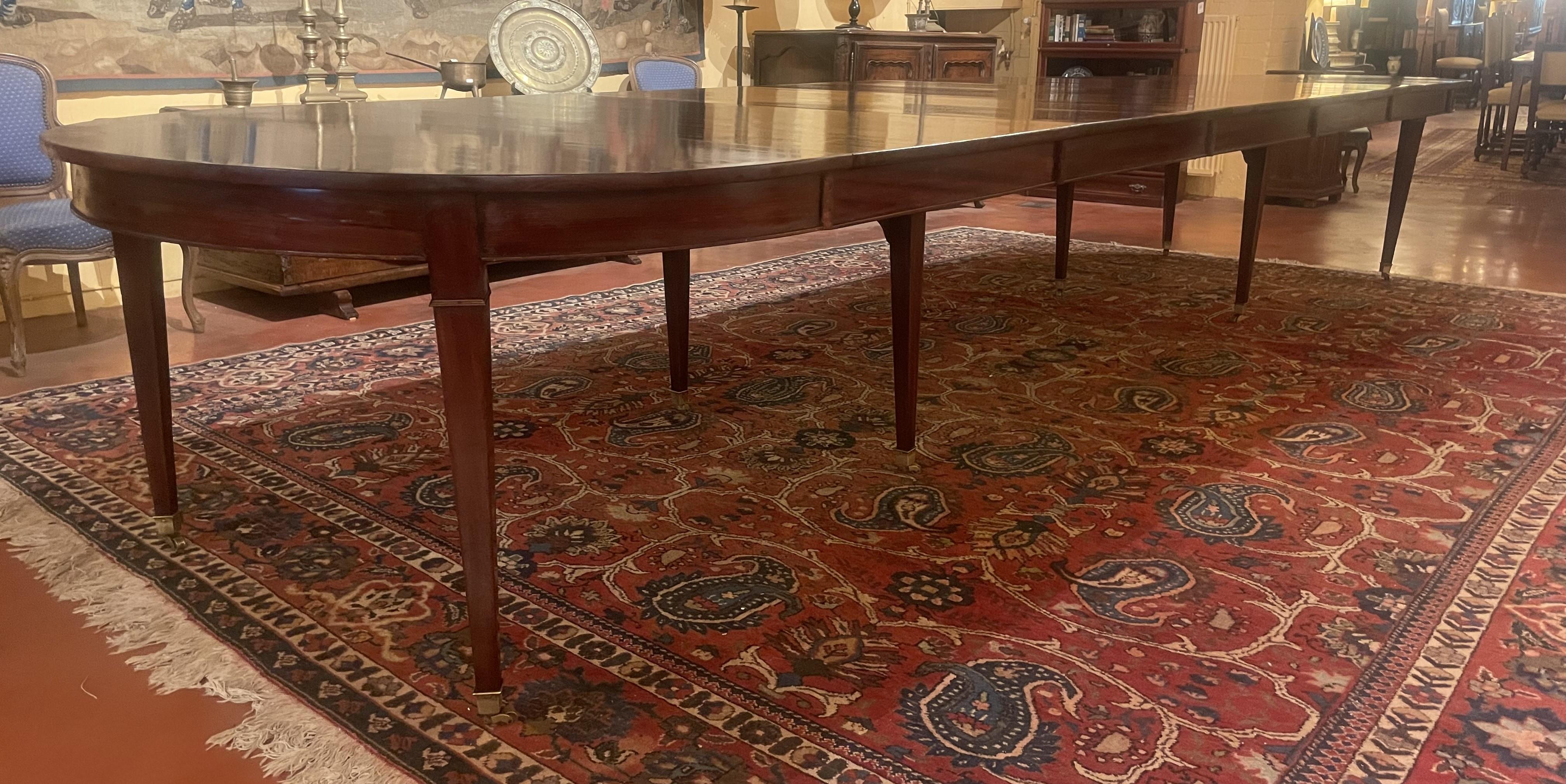 Fino al XVIII secolo Tavolo da pranzo a 8 gambe in mogano di epoca Luigi XVI, lunghezza 4,61 m in vendita