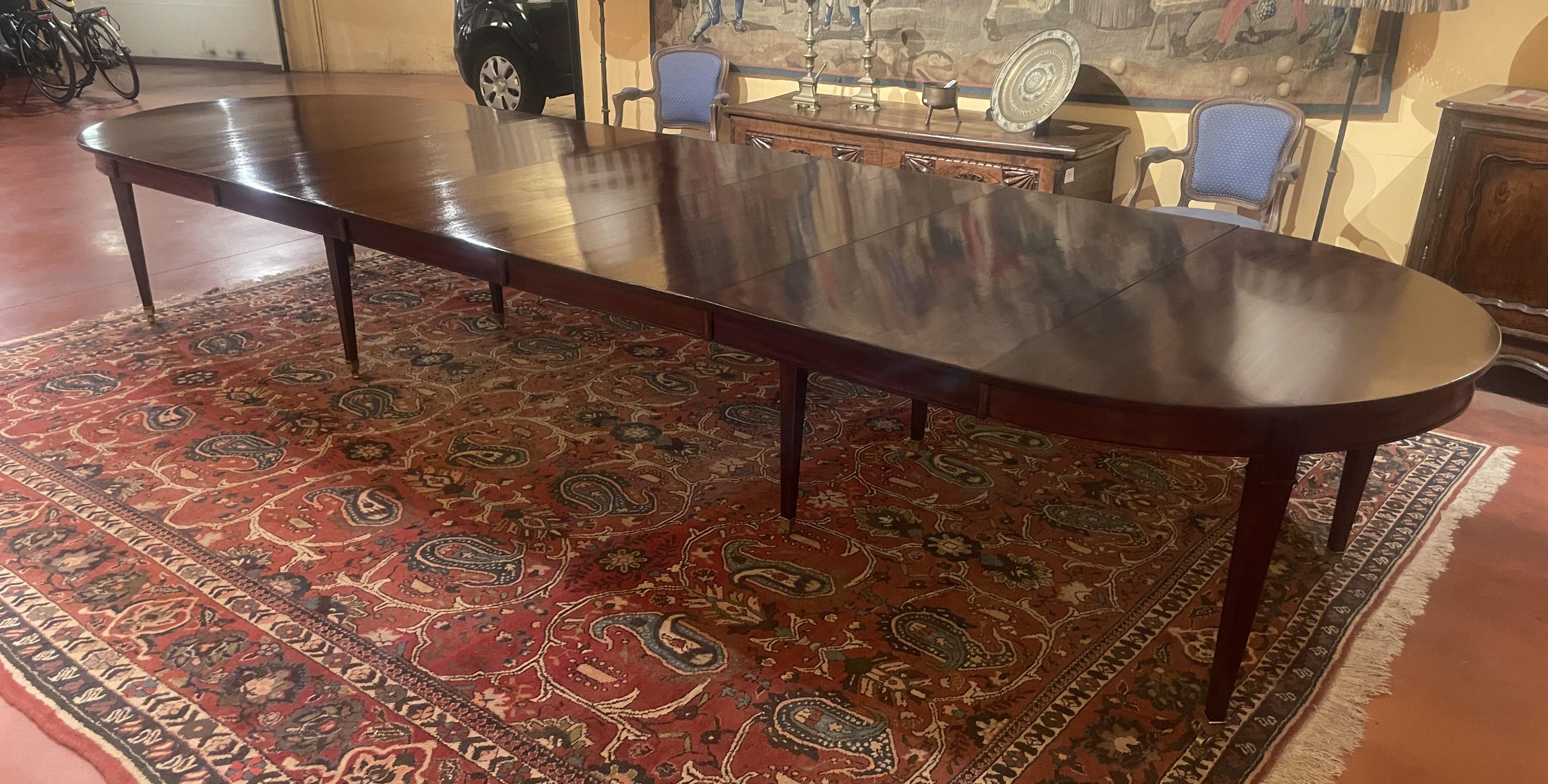 Mogano Tavolo da pranzo a 8 gambe in mogano di epoca Luigi XVI, lunghezza 4,61 m in vendita