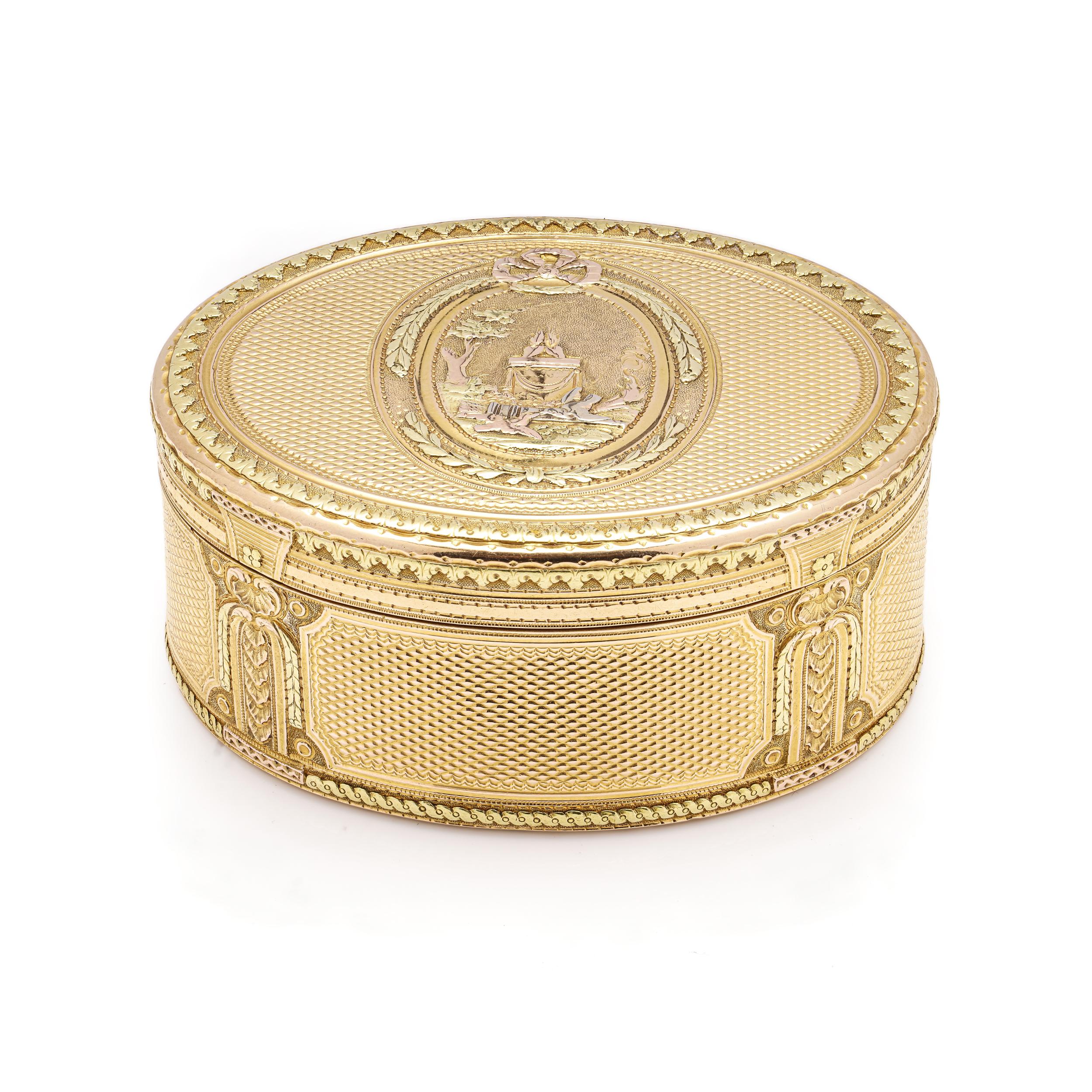 Or De forme ovale française du 18ème siècle en or 18 carats de style Louis XVI et de couleur variée en vente