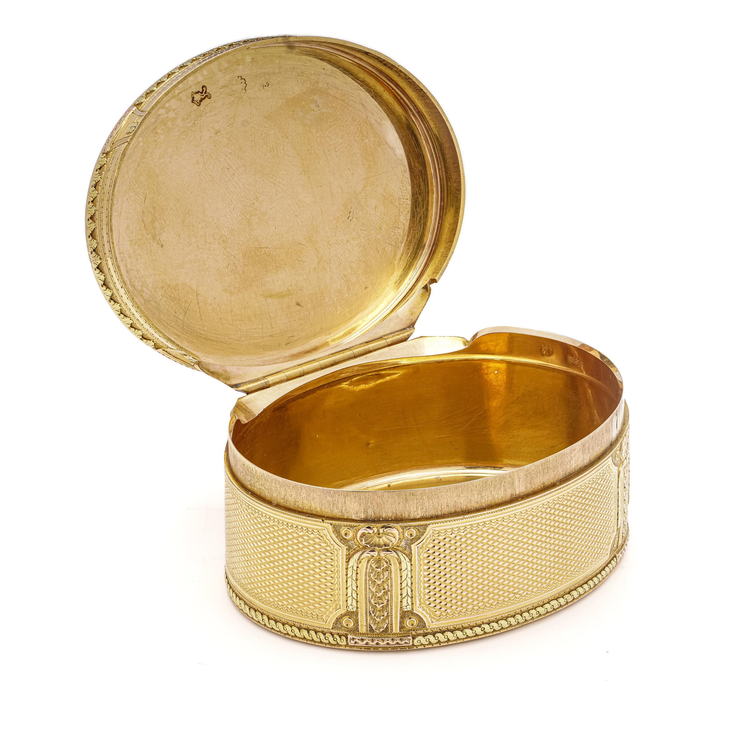 De forme ovale française du 18ème siècle en or 18 carats de style Louis XVI et de couleur variée en vente 2