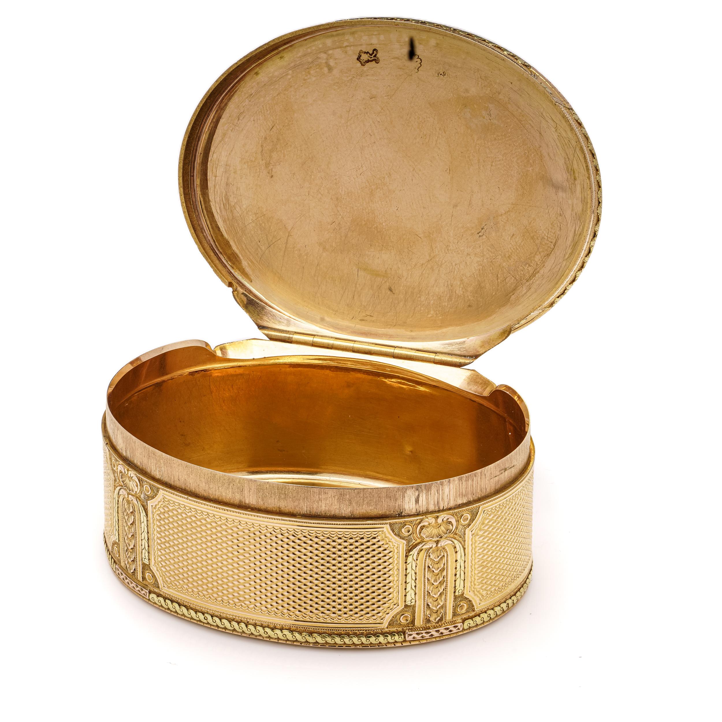 De forme ovale française du 18ème siècle en or 18 carats de style Louis XVI et de couleur variée en vente 3