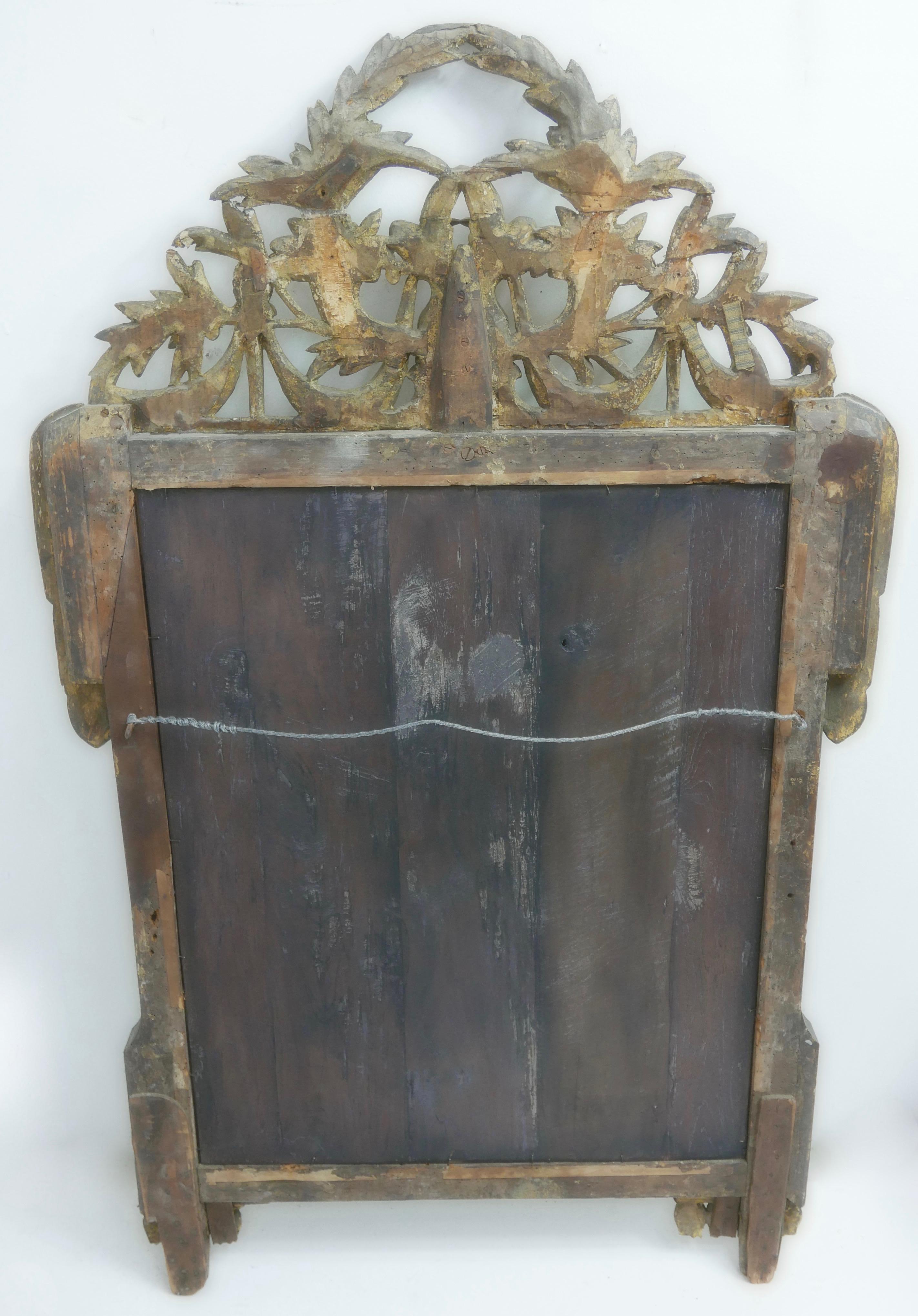 Miroir biseauté d'époque Louis XVI sculpté et encadré de bois doré en vente 5