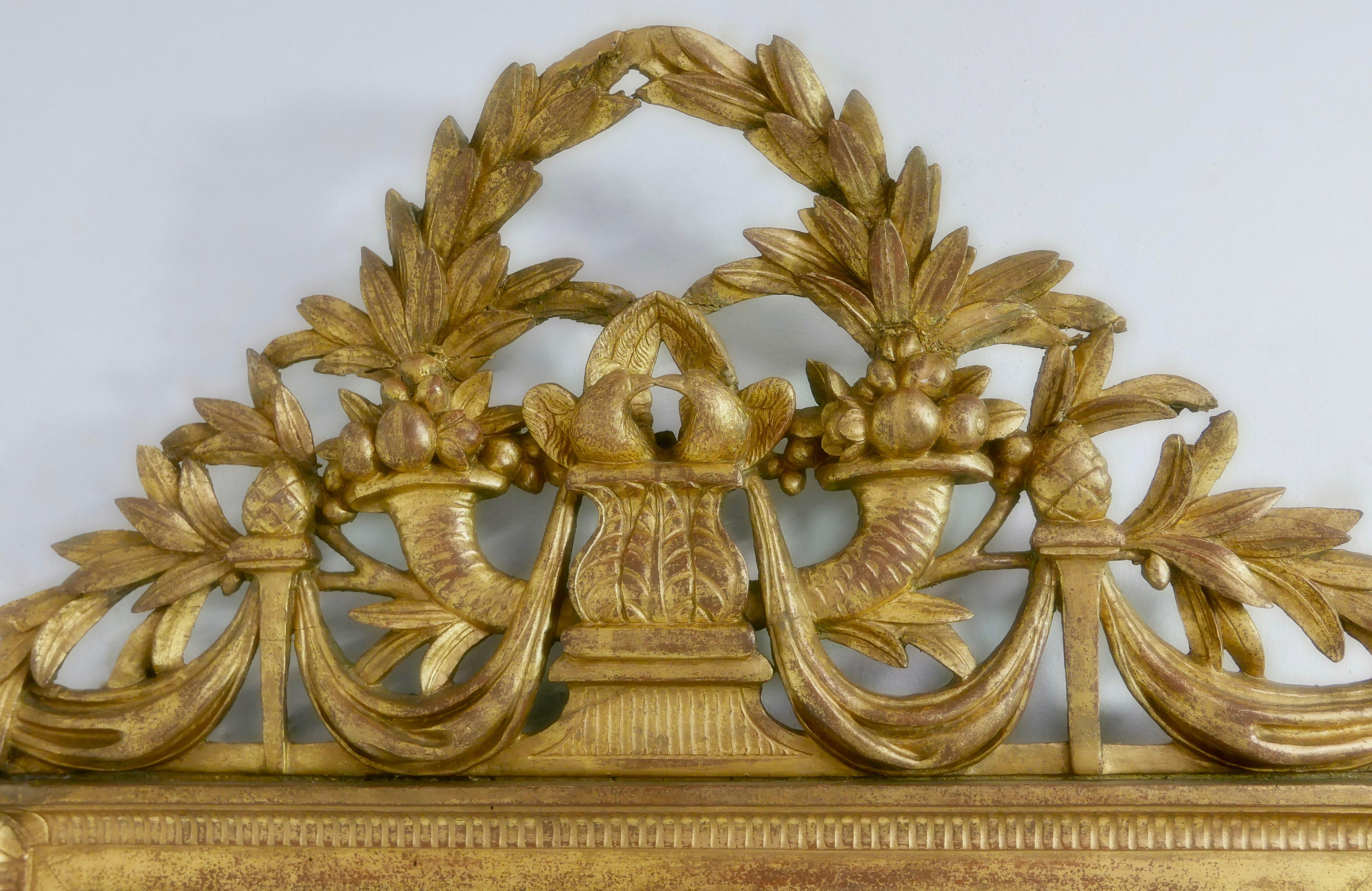 Français Miroir biseauté d'époque Louis XVI sculpté et encadré de bois doré en vente