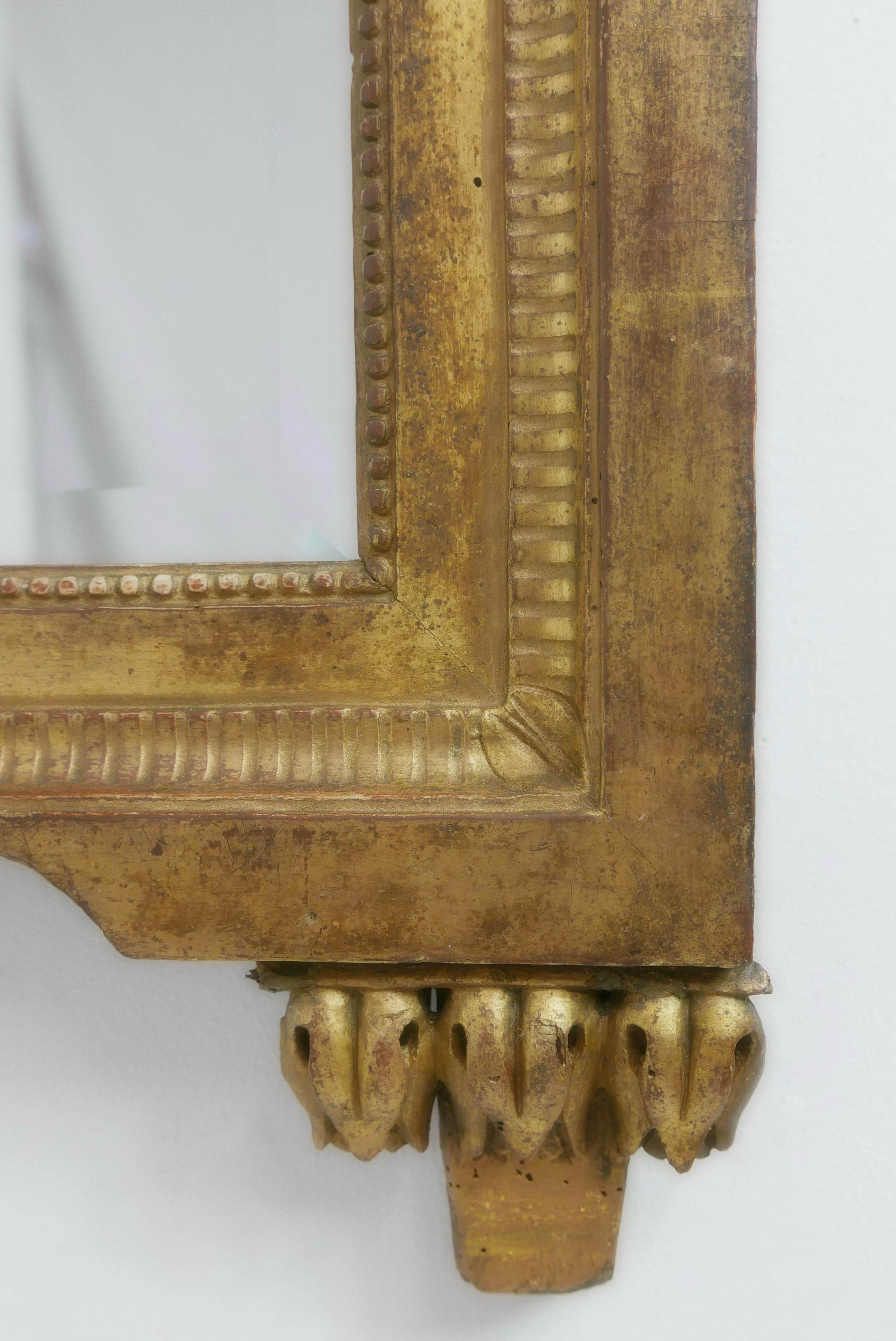 Gerahmter, abgeschrägter Spiegel aus geschnitztem und vergoldetem Holz aus der Zeit Ludwigs XVI. (Französisch) im Angebot