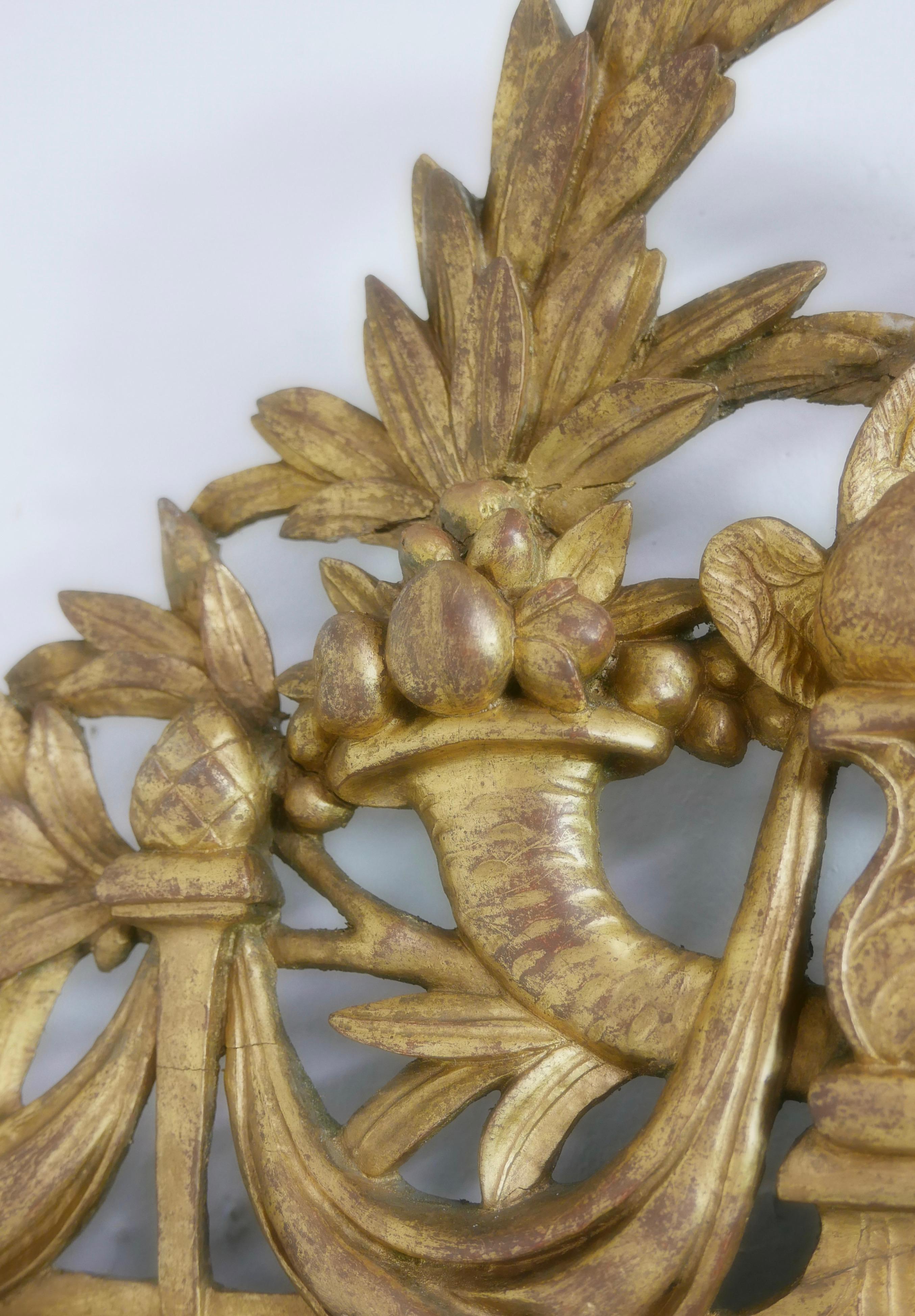 Gerahmter, abgeschrägter Spiegel aus geschnitztem und vergoldetem Holz aus der Zeit Ludwigs XVI. im Zustand „Gut“ im Angebot in San Francisco, CA