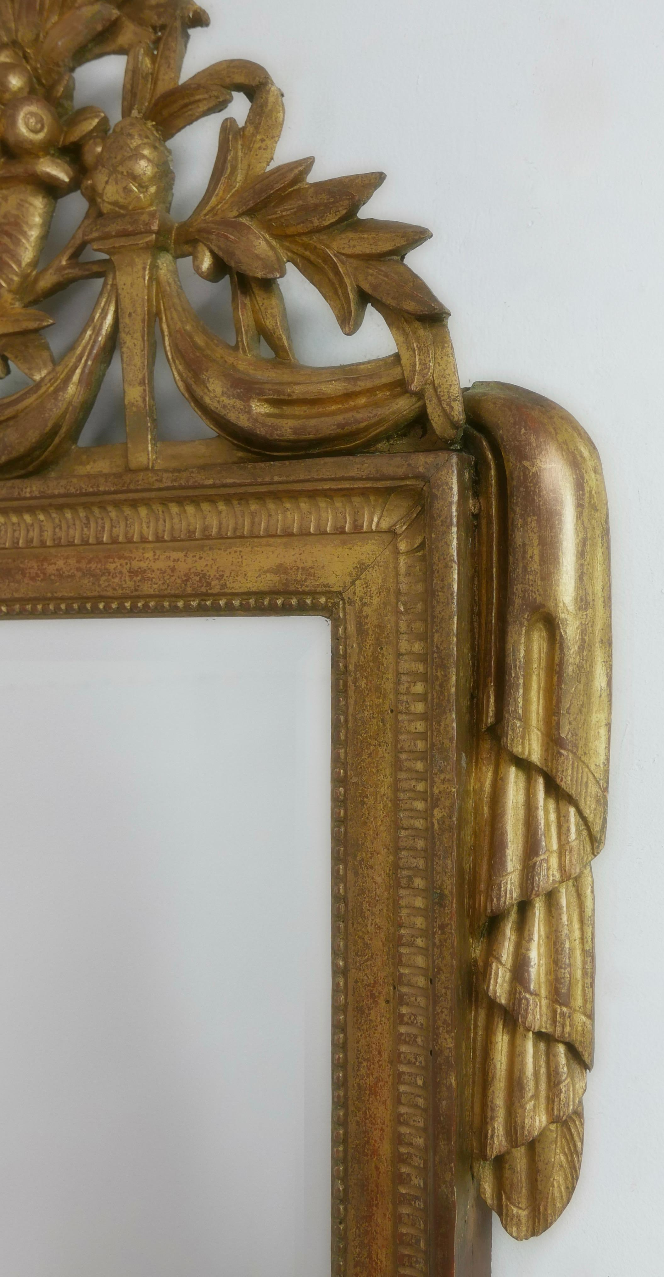 Gerahmter, abgeschrägter Spiegel aus geschnitztem und vergoldetem Holz aus der Zeit Ludwigs XVI. (18. Jahrhundert) im Angebot