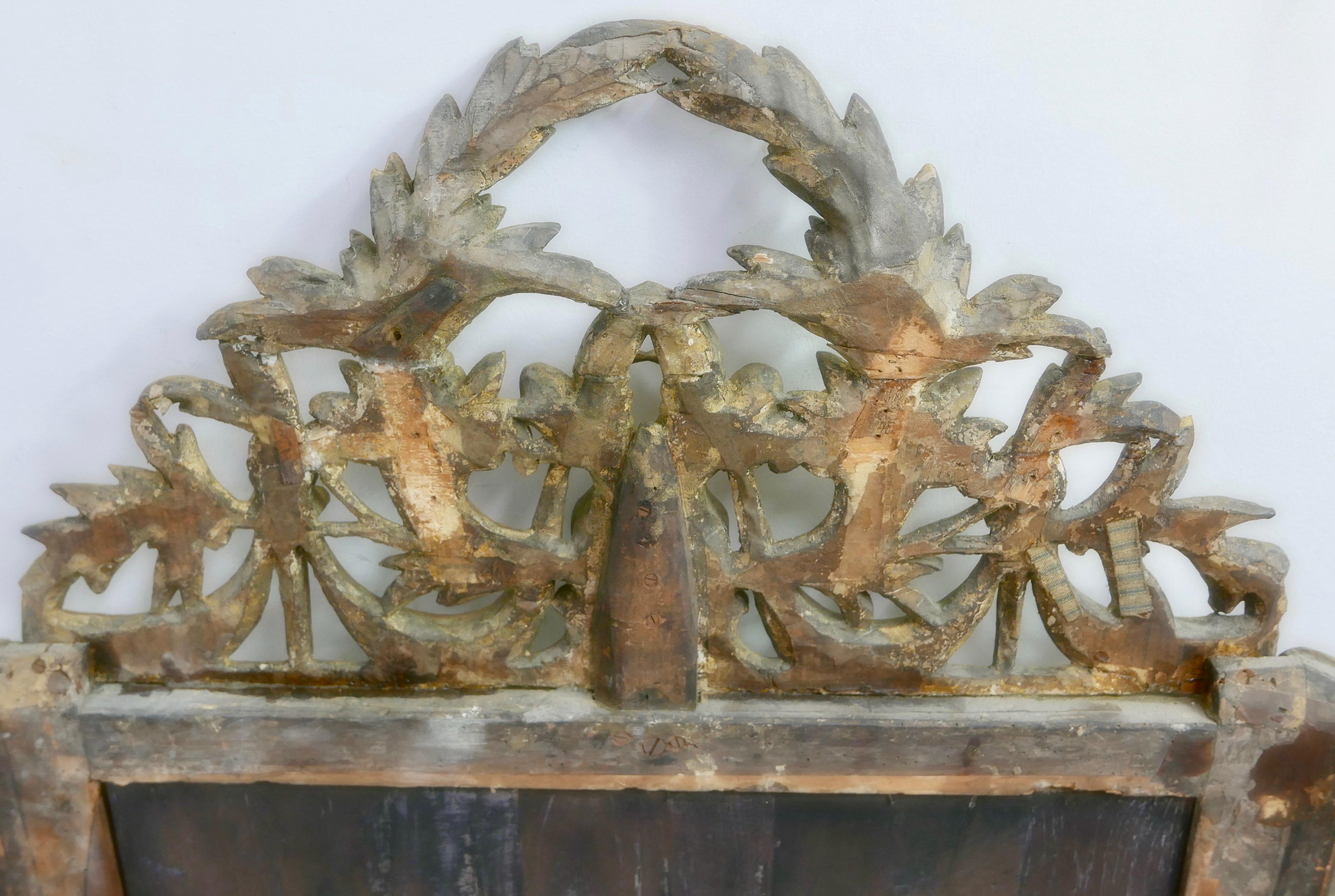 Miroir biseauté d'époque Louis XVI sculpté et encadré de bois doré en vente 3