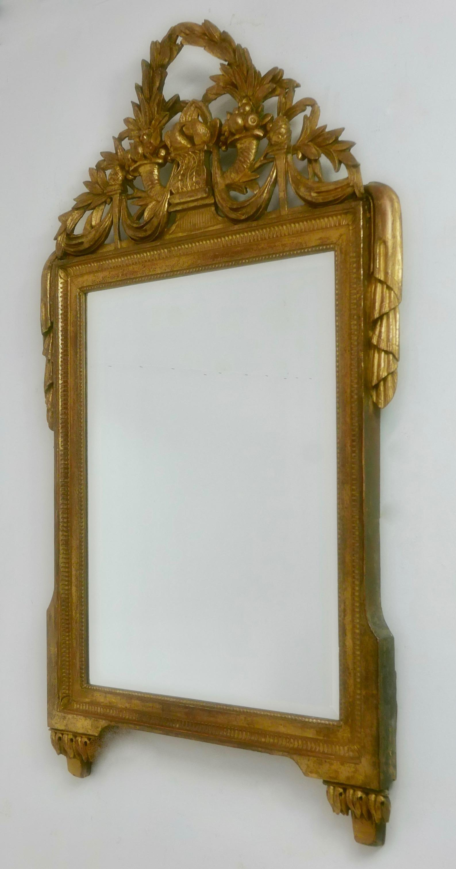 Gerahmter, abgeschrägter Spiegel aus geschnitztem und vergoldetem Holz aus der Zeit Ludwigs XVI. im Angebot 3