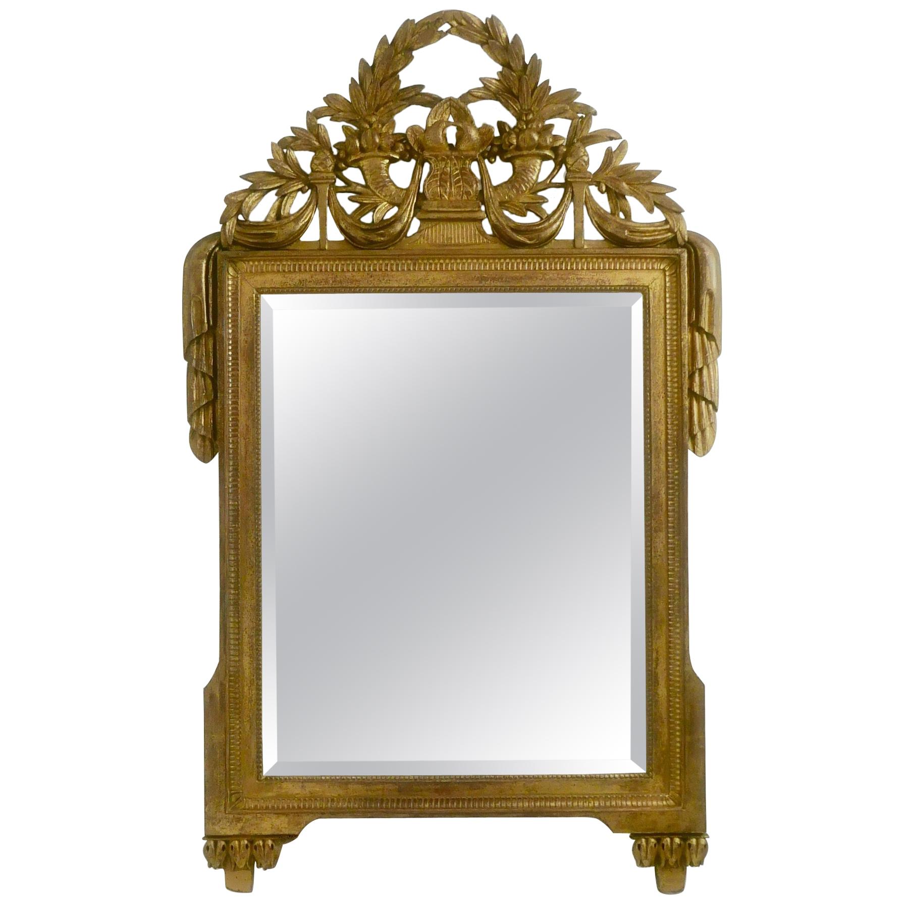 Gerahmter, abgeschrägter Spiegel aus geschnitztem und vergoldetem Holz aus der Zeit Ludwigs XVI.