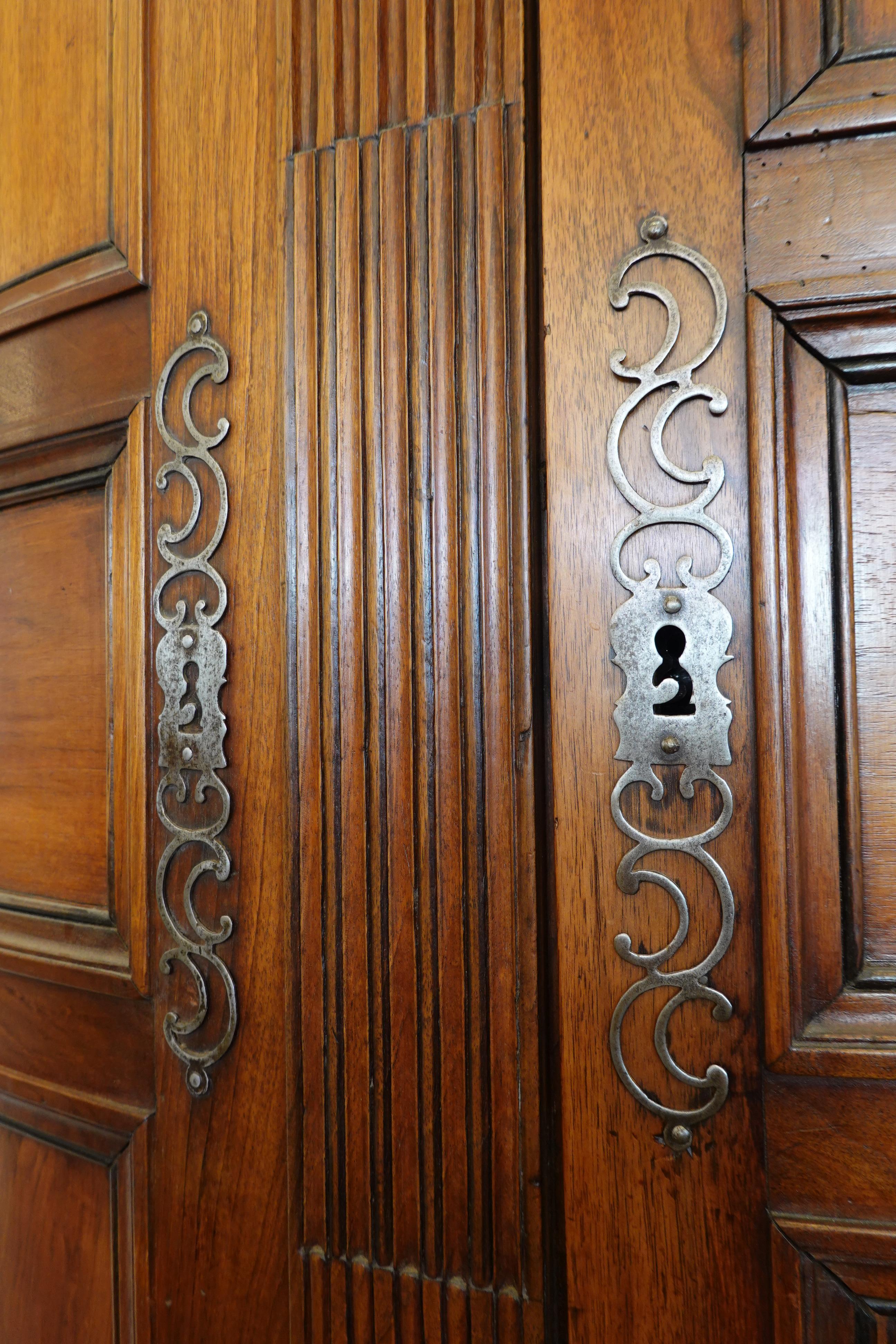 Louis XVI Period Corner Cabinet or Encoignure in Walnut with Curved Facade For Sale 3