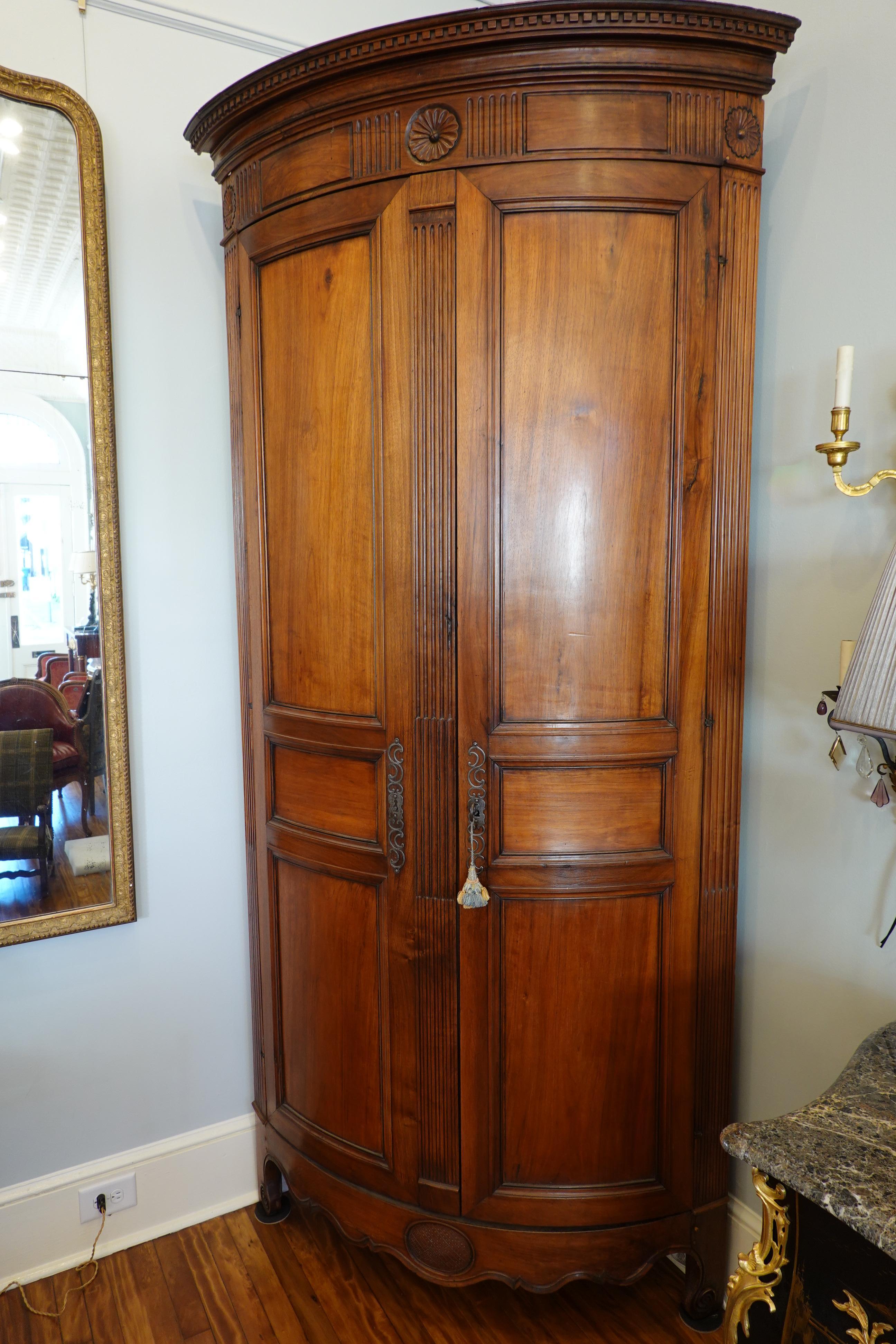 An elegant Louis XVI period corner cabinet or armoire (in French, 