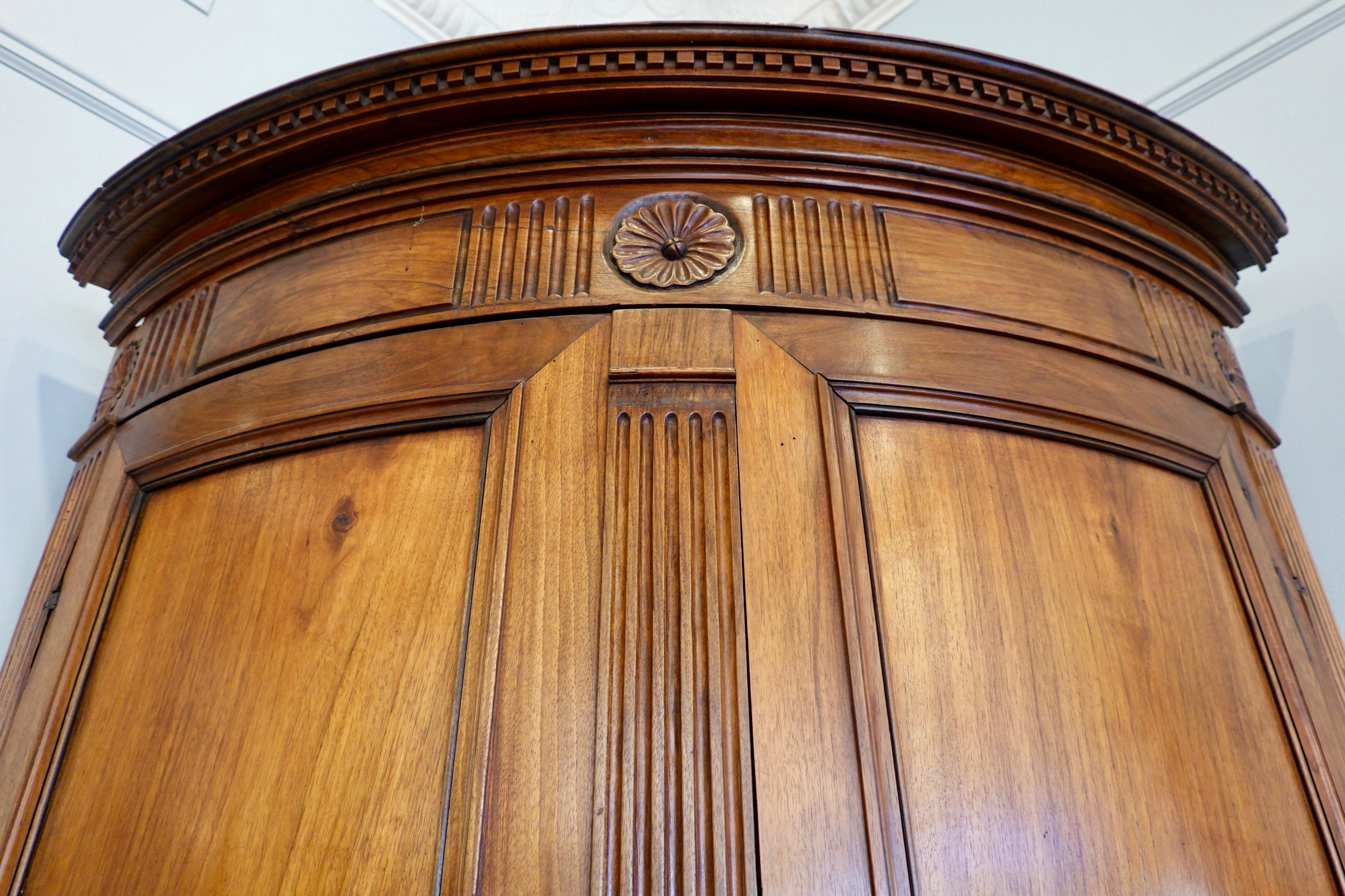 Ferro Cabinet o Encoignure d'angolo di epoca Luigi XVI in noce con facciata curvilinea in vendita