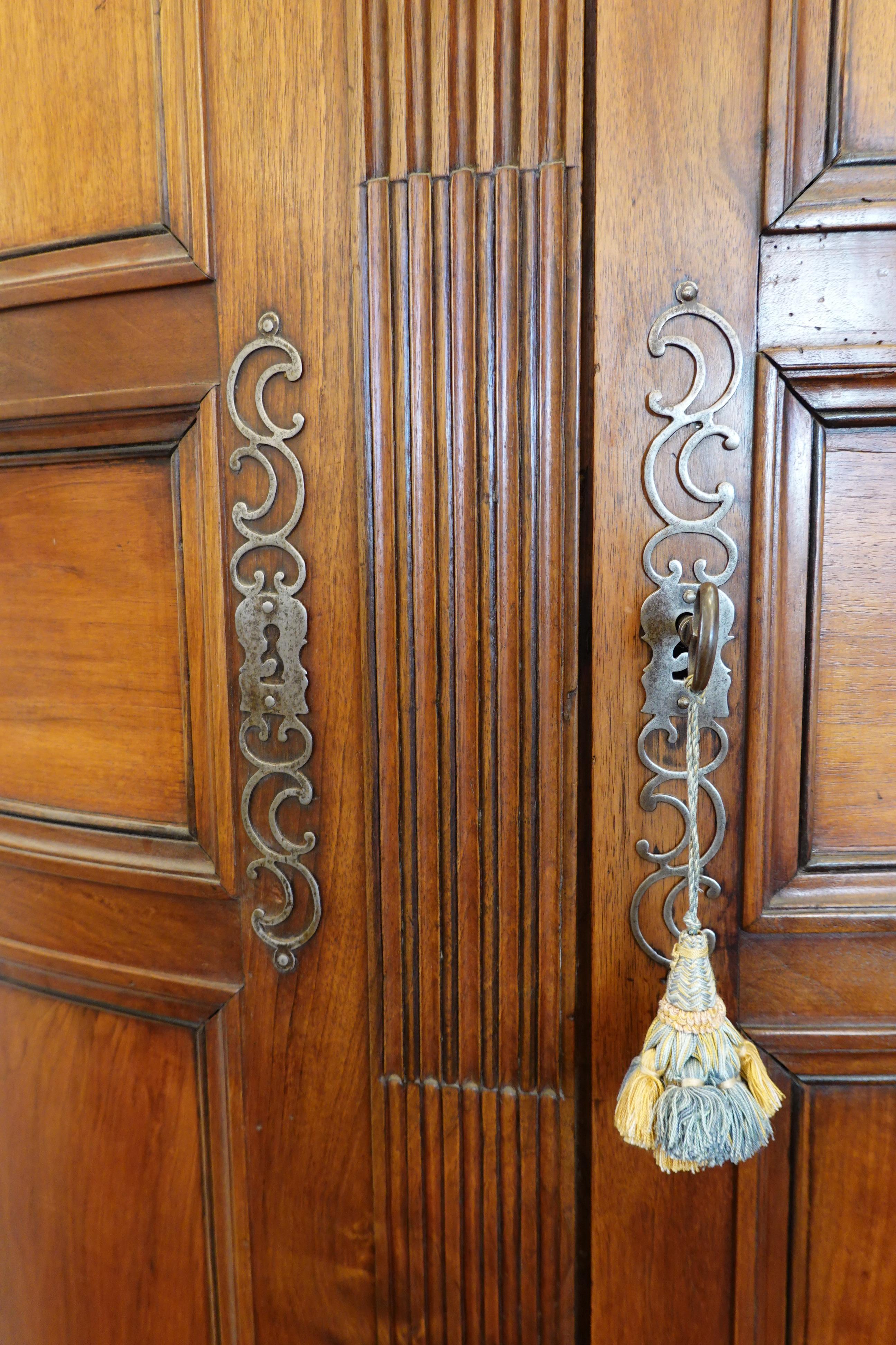 Cabinet o Encoignure d'angolo di epoca Luigi XVI in noce con facciata curvilinea in vendita 1