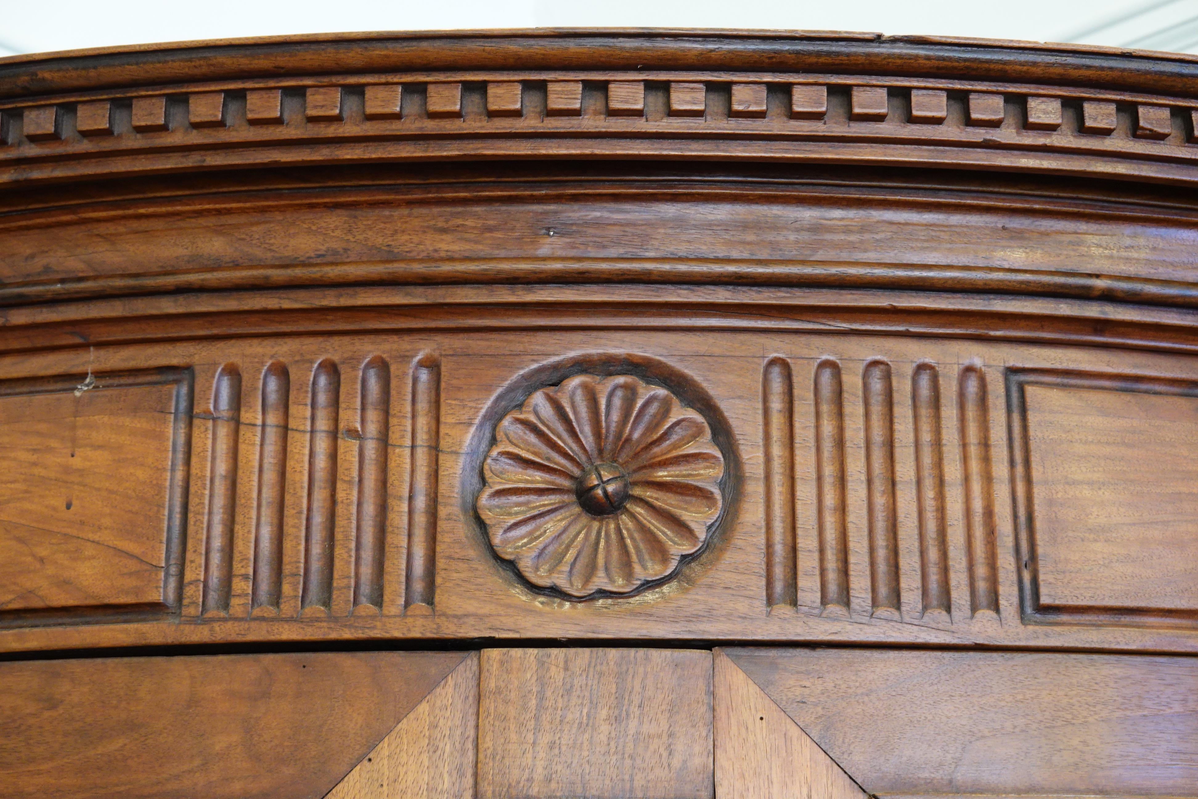 Cabinet o Encoignure d'angolo di epoca Luigi XVI in noce con facciata curvilinea in vendita 2