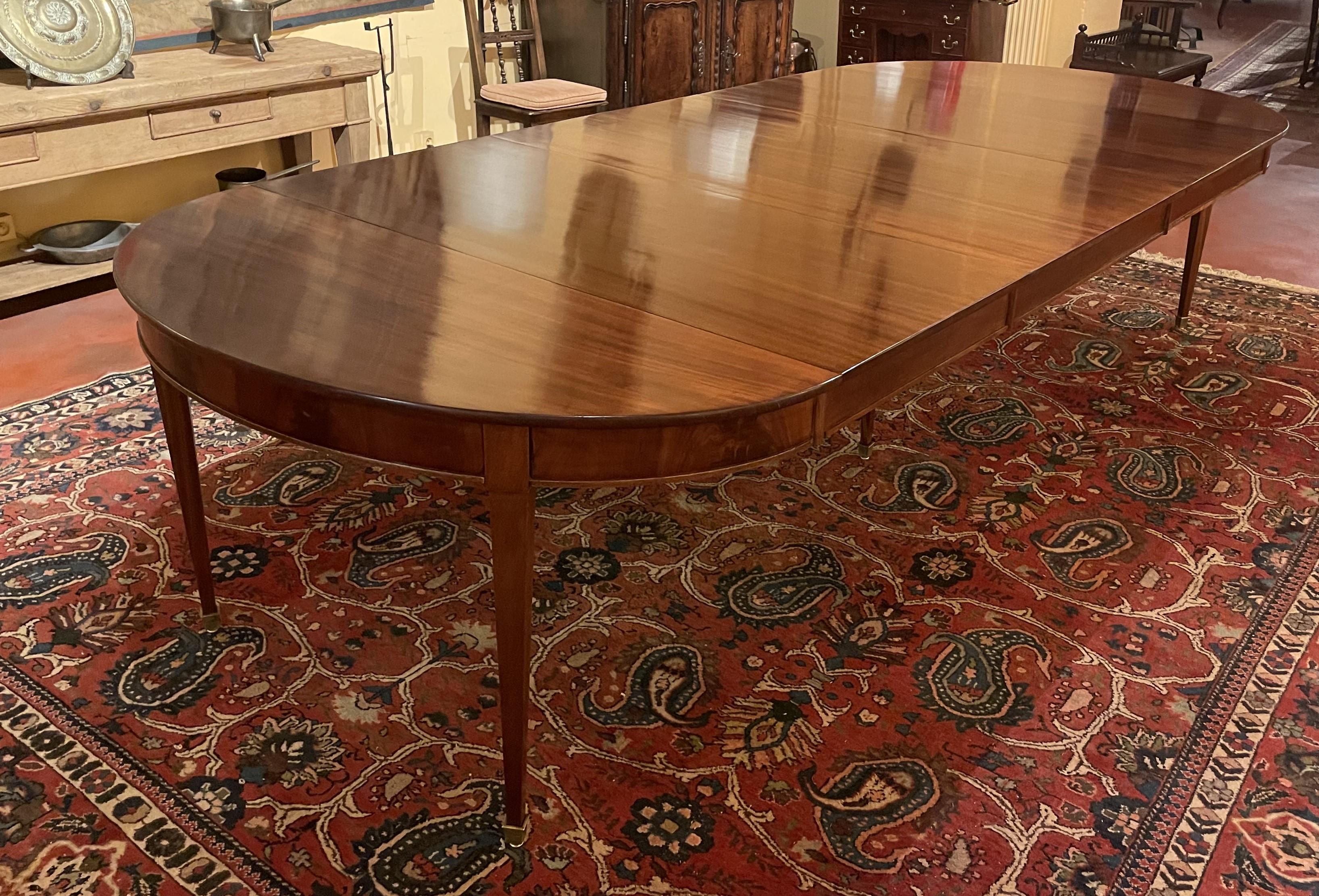 rare 6-legged mahogany dining room table from the Louis XVI period -18th  century with a headband

The table rests on 6 straight legs ending with bronze sabots
Very beautiful table which is made up of 3 solid mahogany extensions in the same wood and