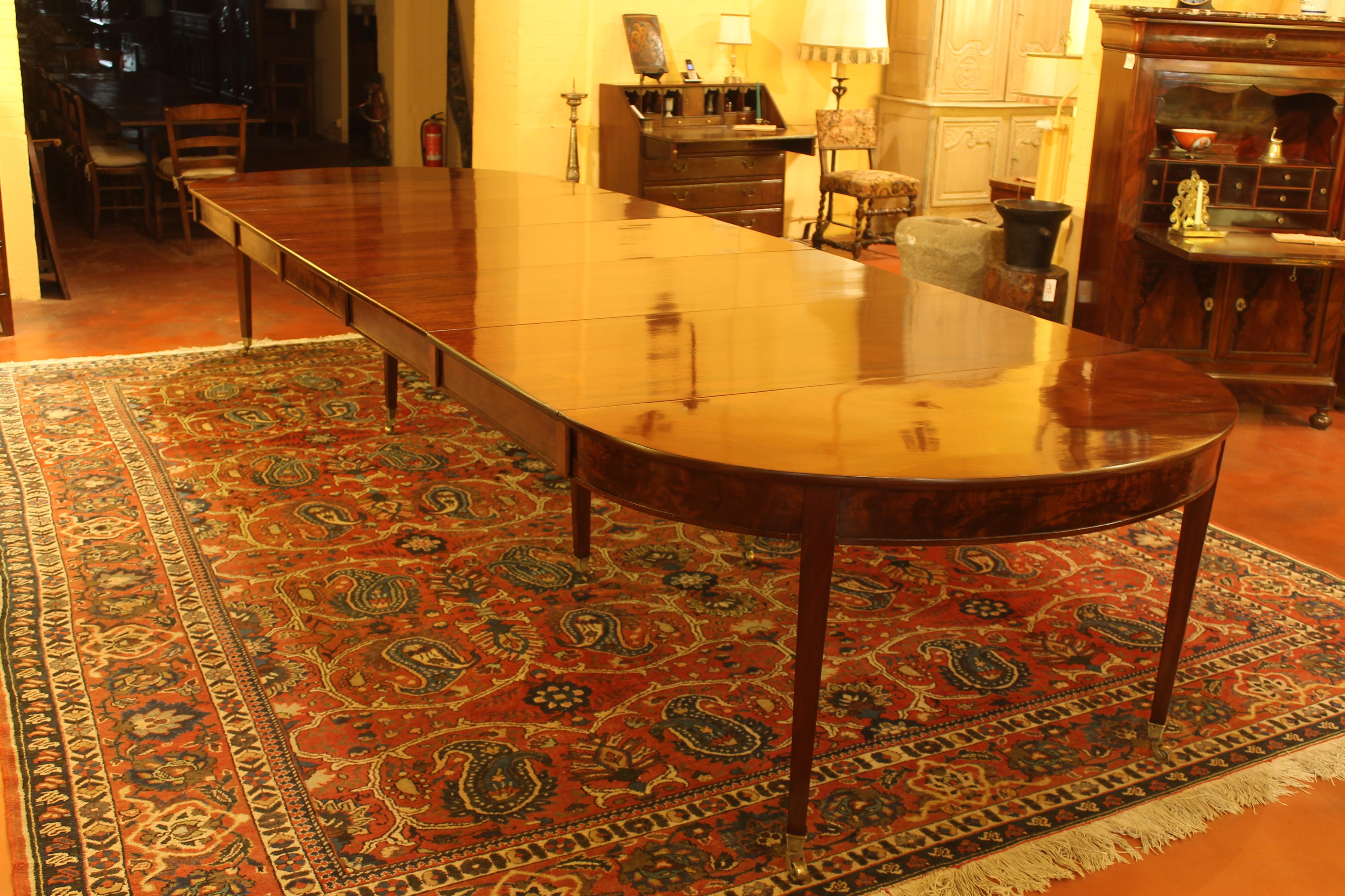 Louis XVI Period Dining Table with 8 Feets in Mahogany 5