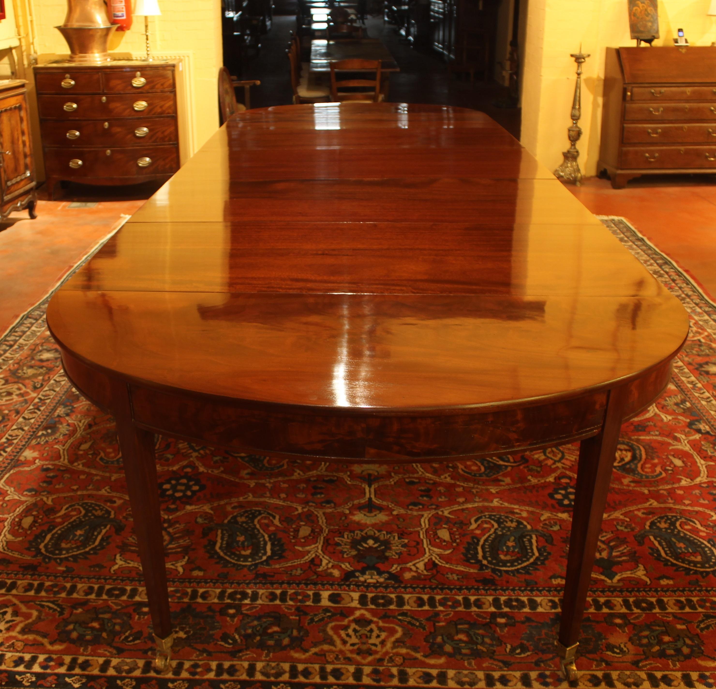 French Louis XVI Period Dining Table with 8 Feets in Mahogany