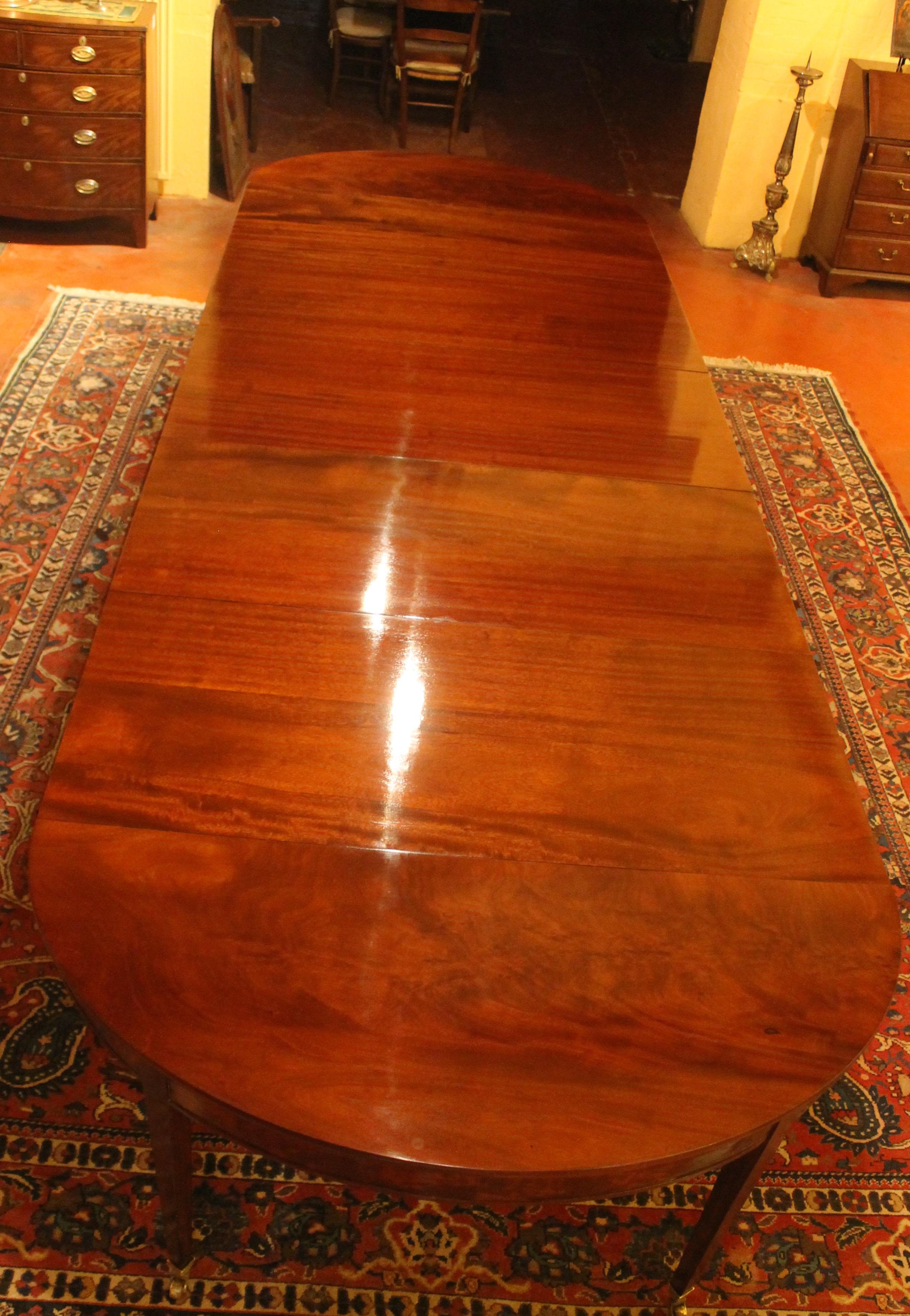 Louis XVI Period Dining Table with 8 Feets in Mahogany In Good Condition In Brussels, Brussels
