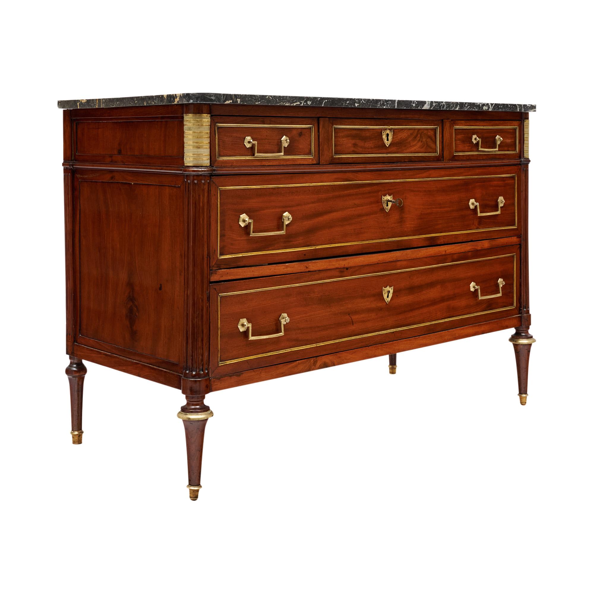 Commode d'époque Louis XVI en France. Cette pièce est fabriquée en bois massif, principalement en acajou. Le coffre a été fini avec un polissage français de qualité muséale avec un grand lustre. Cinq tiroirs à queue d'aronde sont dotés de garnitures