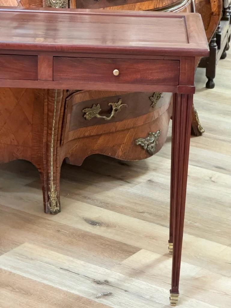 Petite table de salon en acajou d'époque Louis XVI Bon état à Charlottesville, VA
