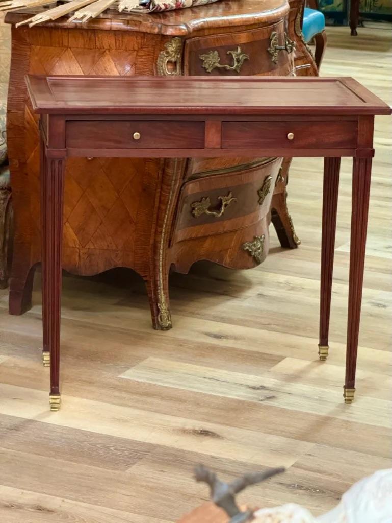 XVIIIe siècle Petite table de salon en acajou d'époque Louis XVI