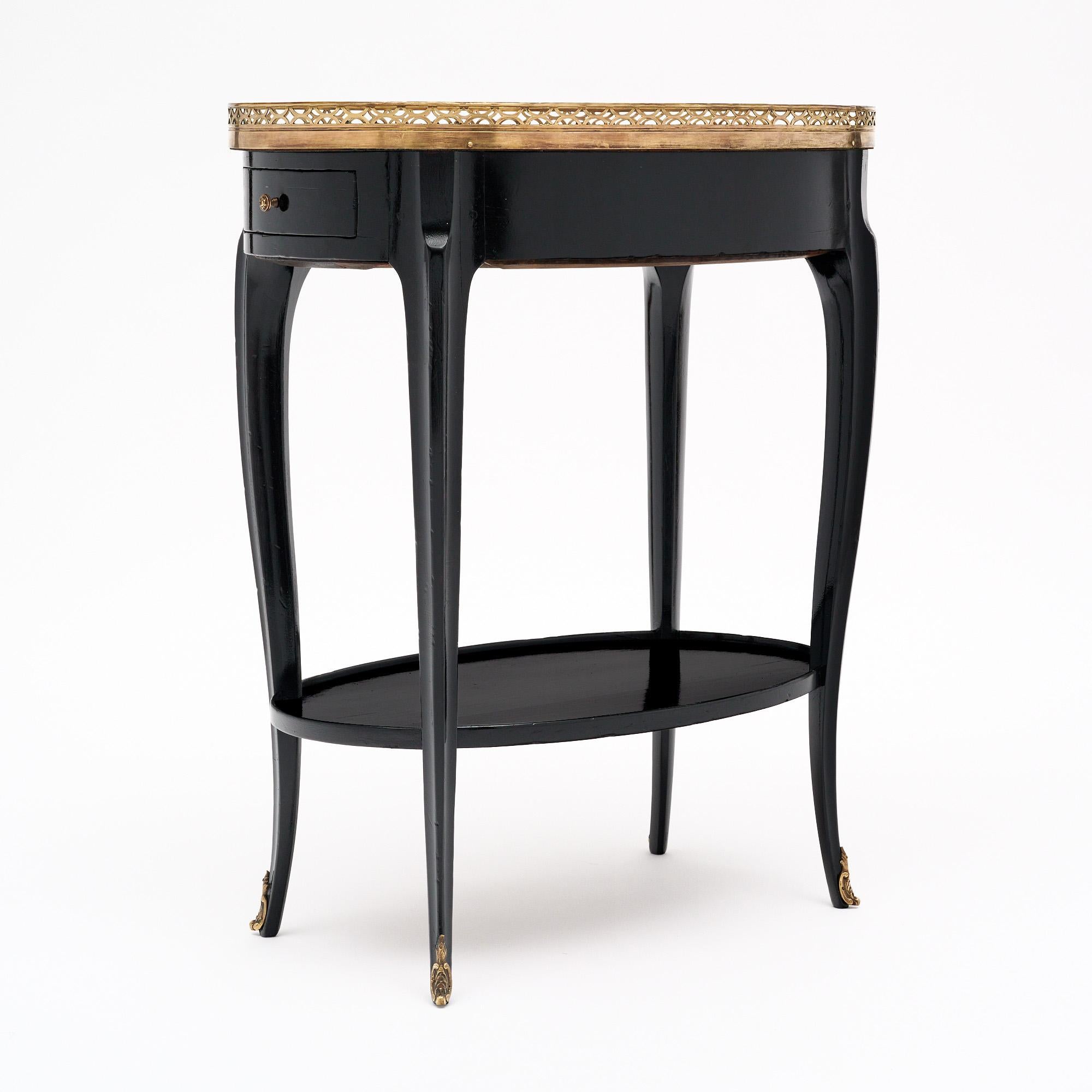 Français Table d'appoint ovale française d'époque Louis XVI en vente