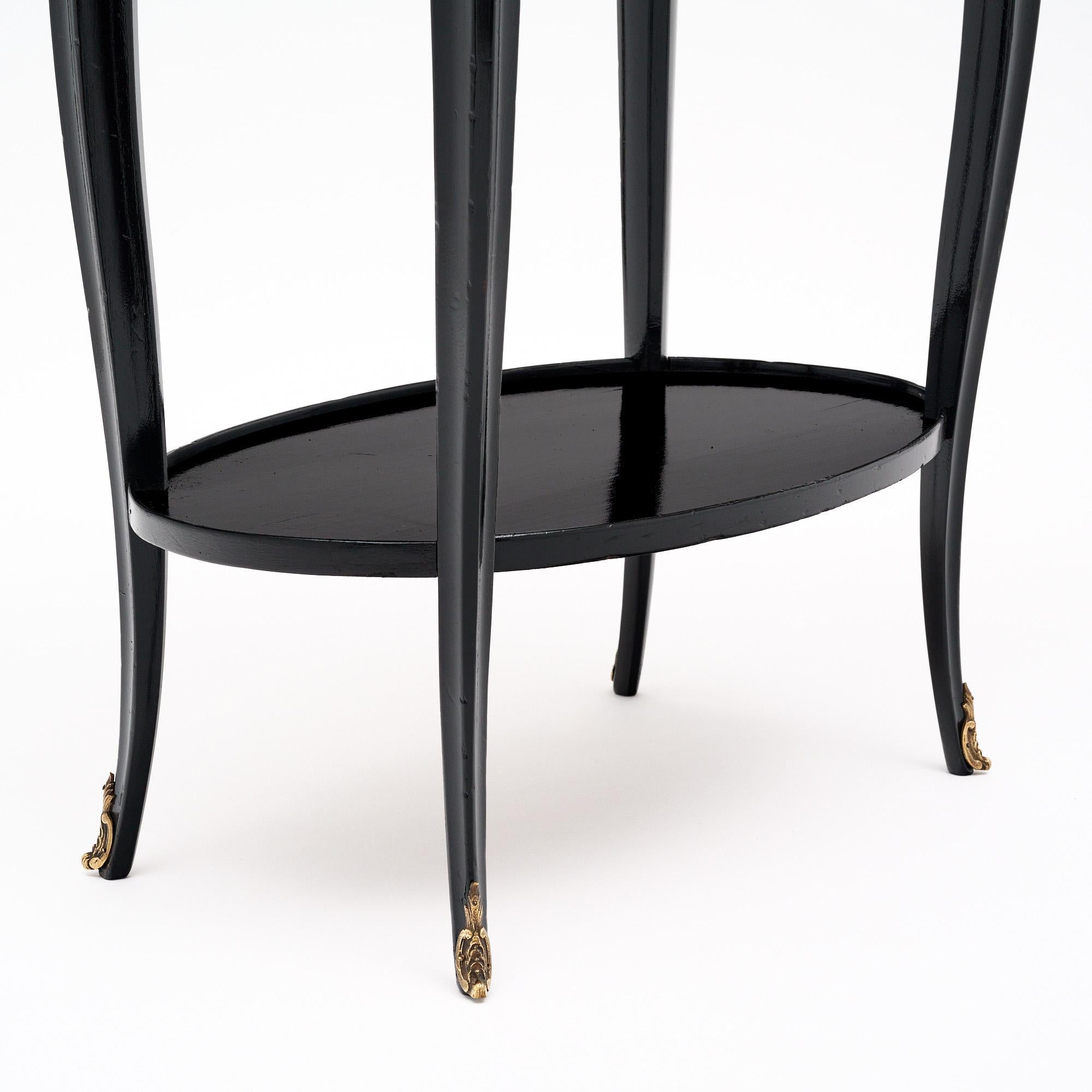 Ébénisé Table d'appoint ovale française d'époque Louis XVI en vente