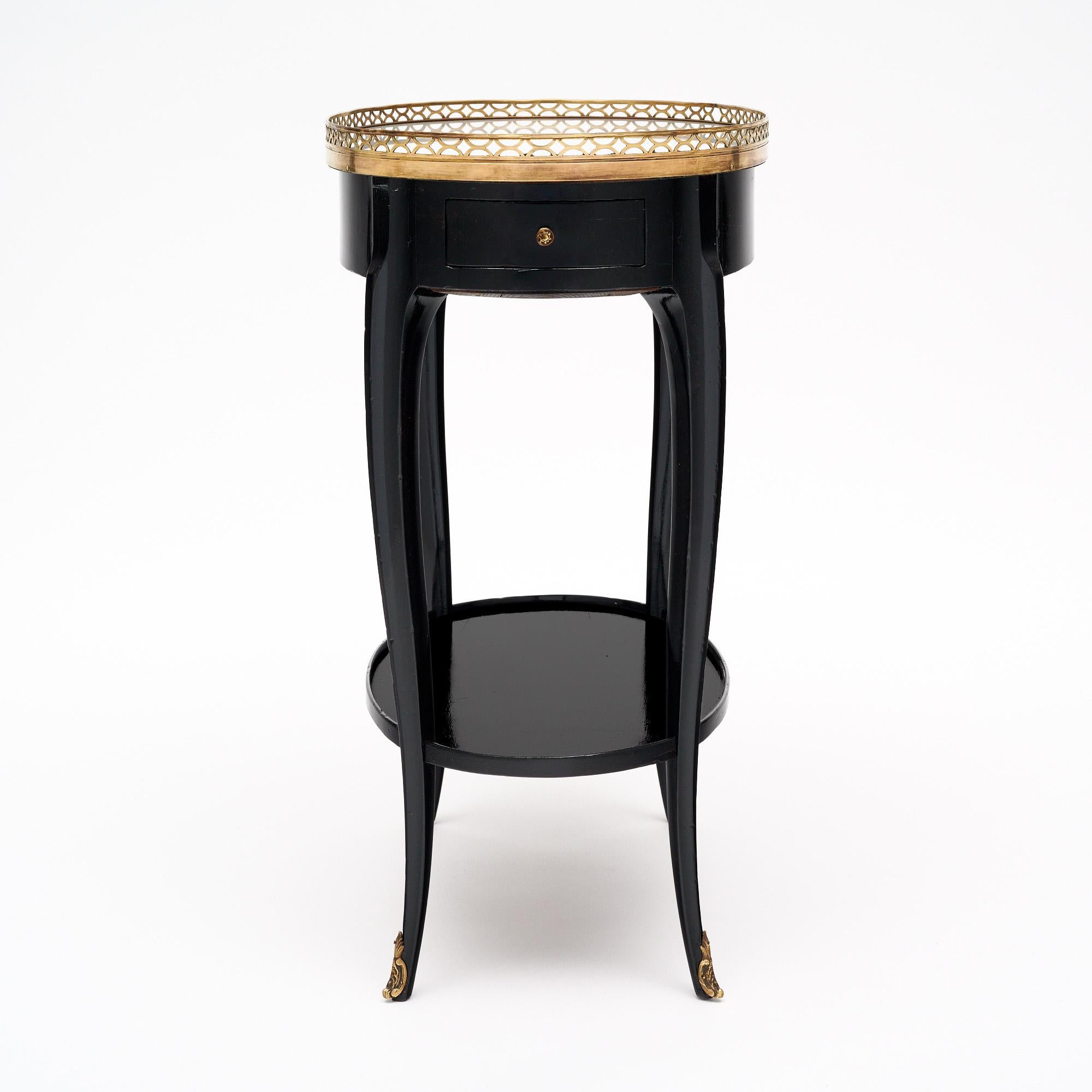 Début du XIXe siècle Table d'appoint ovale française d'époque Louis XVI en vente
