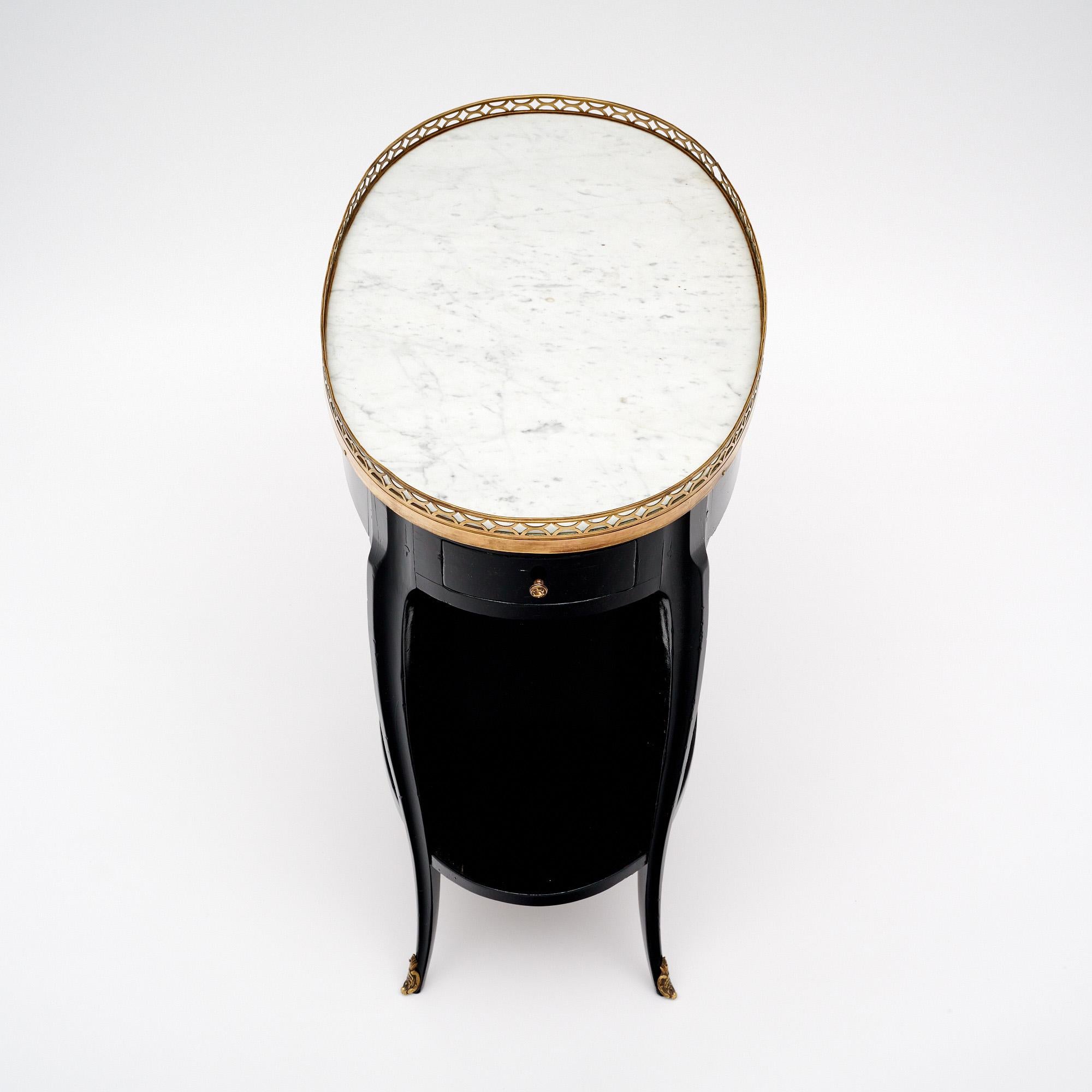 Laiton Table d'appoint ovale française d'époque Louis XVI en vente