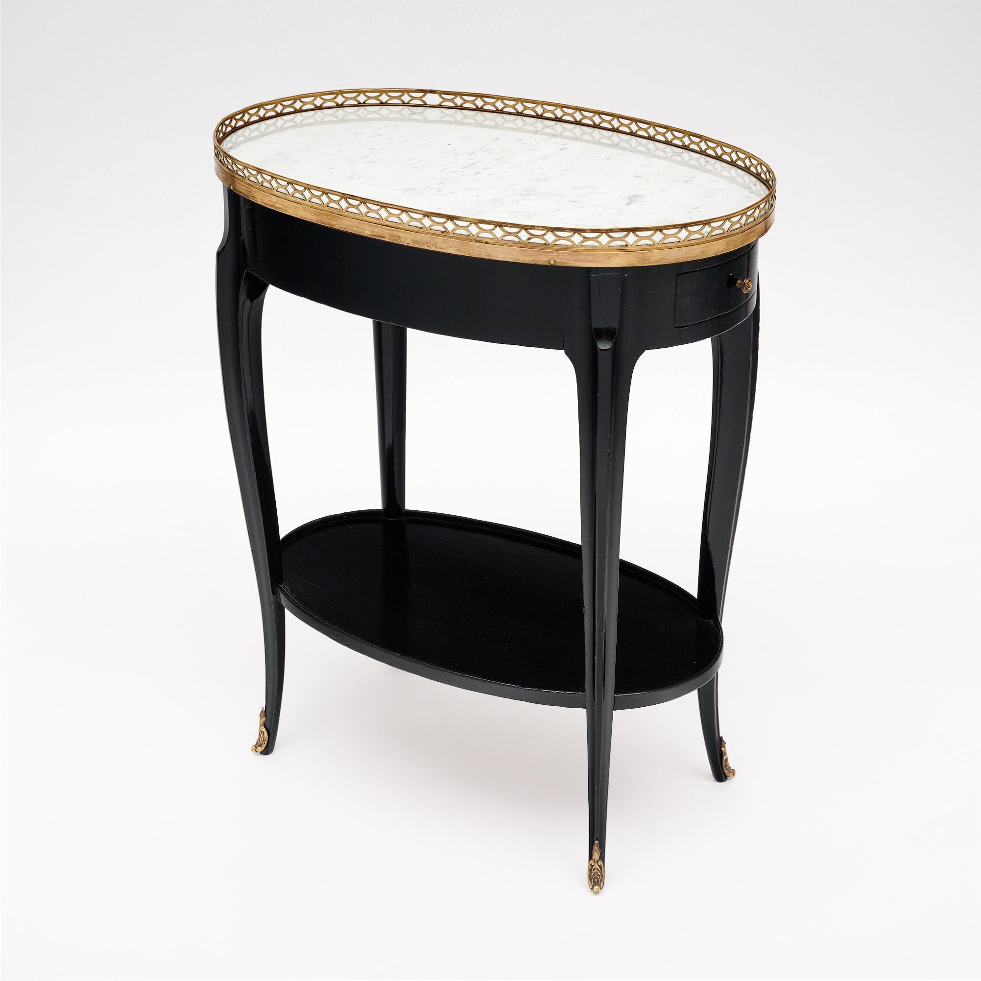 Table d'appoint ovale française d'époque Louis XVI en vente 1