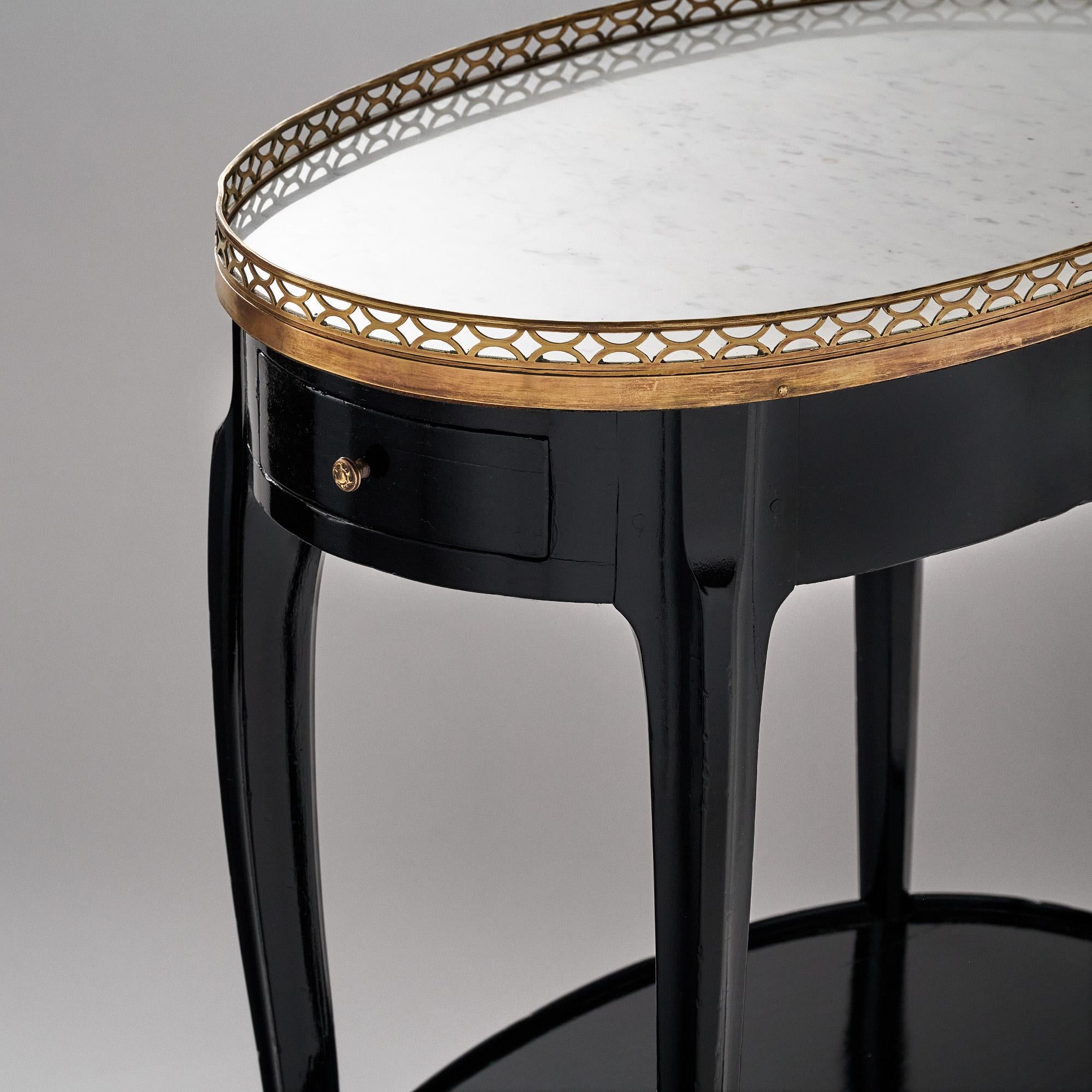Table d'appoint ovale française d'époque Louis XVI en vente 2